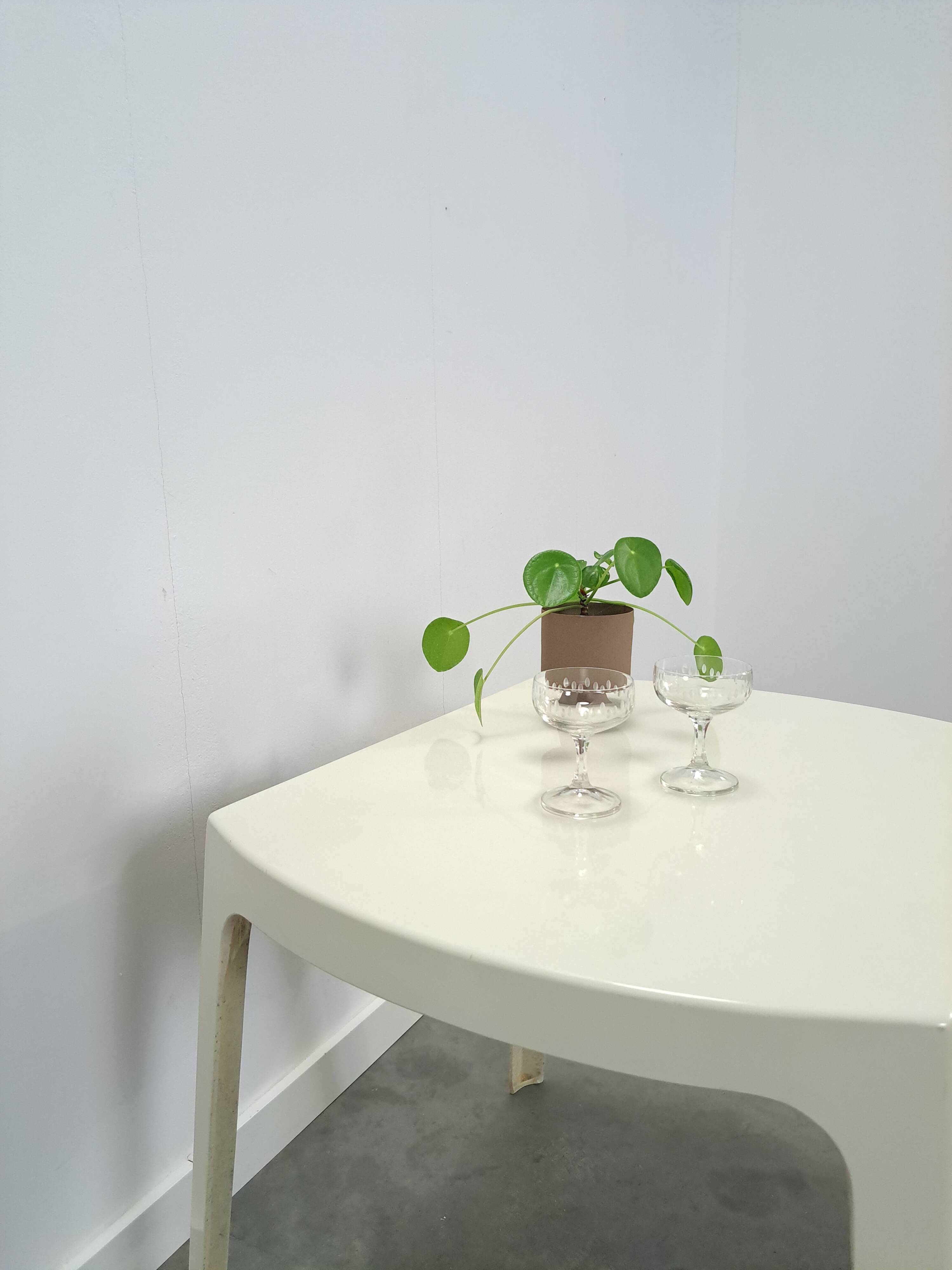 Vintage gebroken wit kunststof tuintafel eettafel