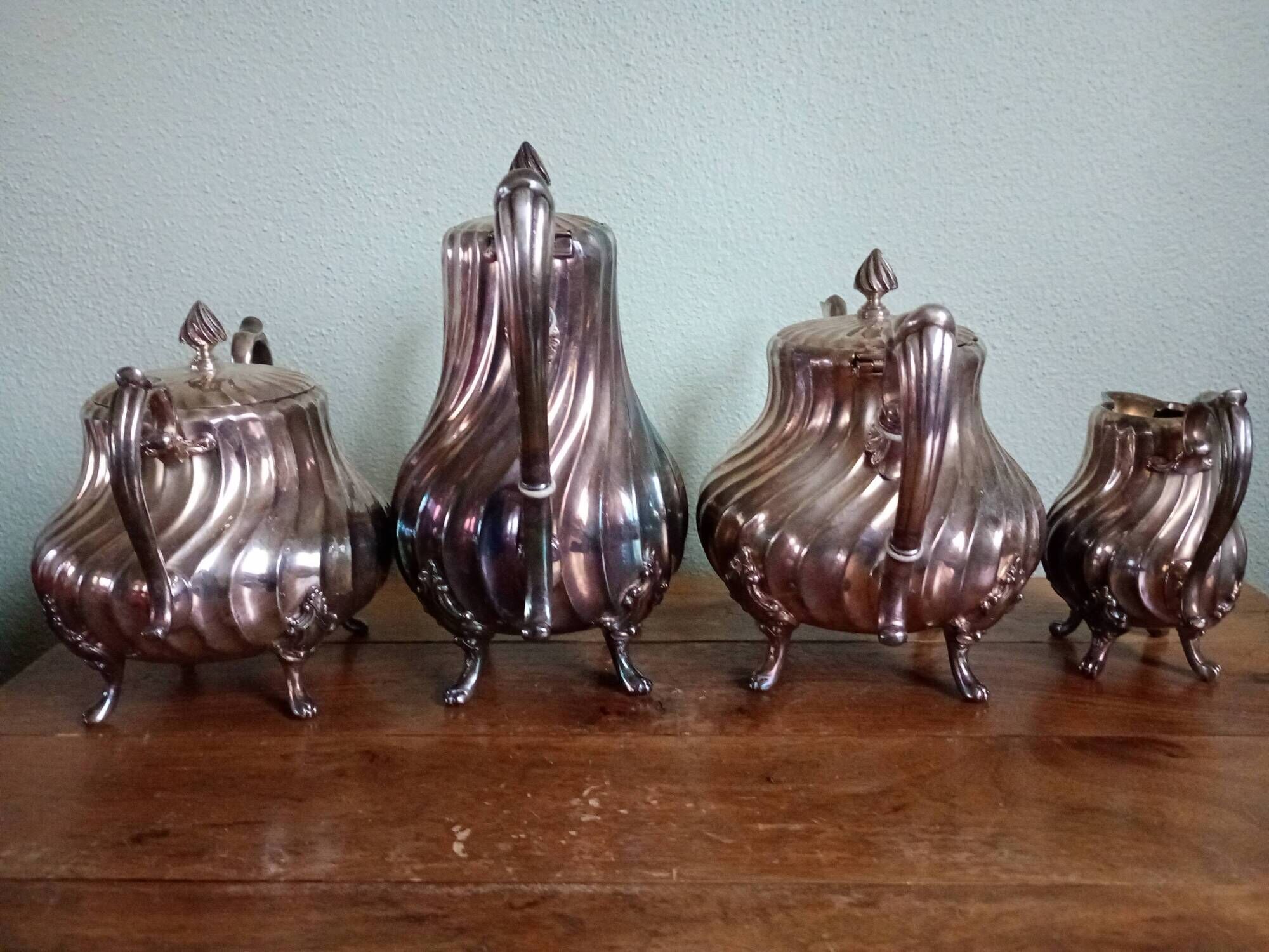 Victor Saglier - Tea & coffee service - Art Nouveau - corrugated silver metal