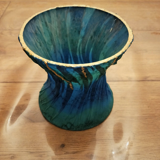 Vase en verre recouvert de soie