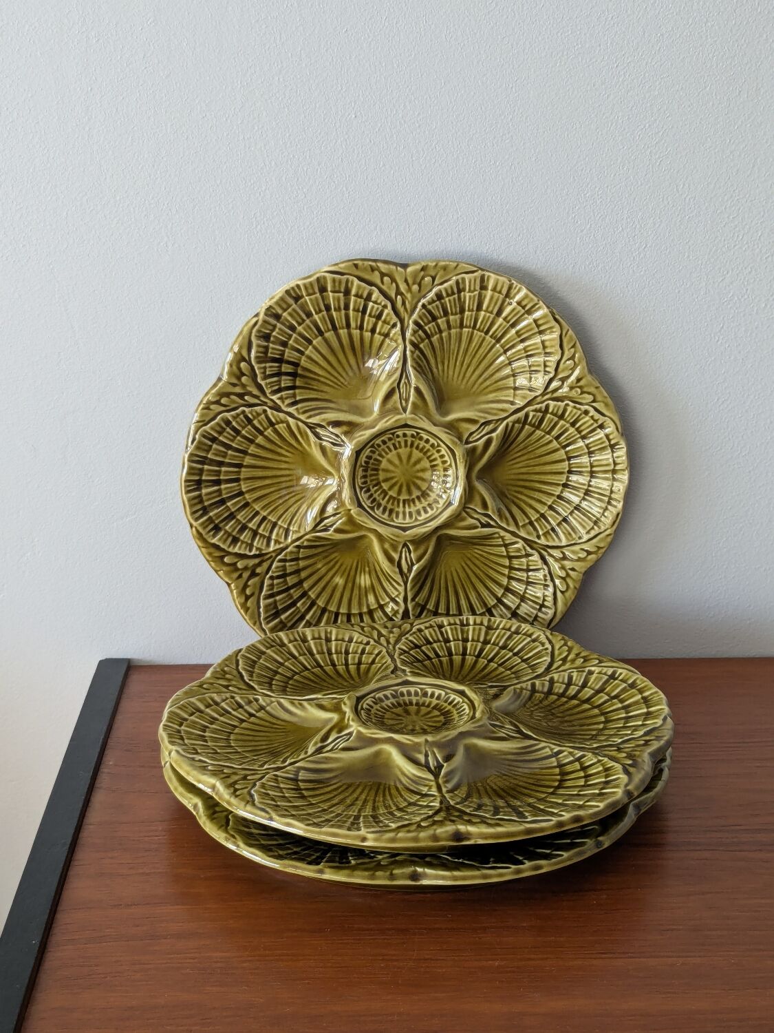 Lot de 3 assiettes à huîtres vintages en barbotine verte Sarreguemines