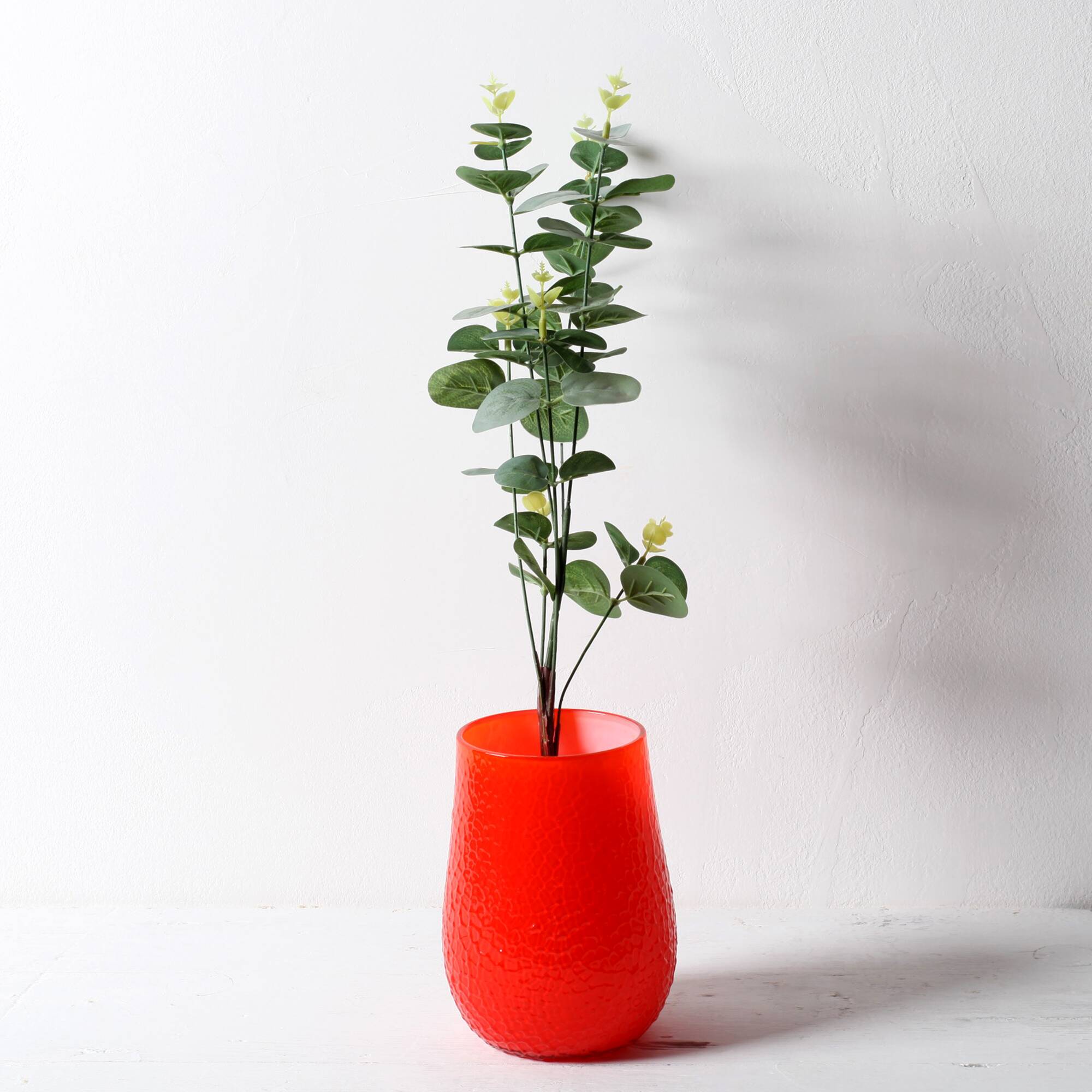 Vase martelé rouge de style mid-century modern : Elme Glasbruk, verre suédois, années 1960.