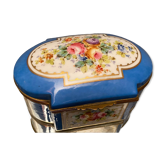 Coffret bombé en porcelaine décor floral polychrome sur fond bleu marque Sèvres