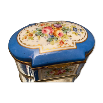 Coffret bombé en porcelaine décor floral polychrome sur fond bleu marque Sèvres