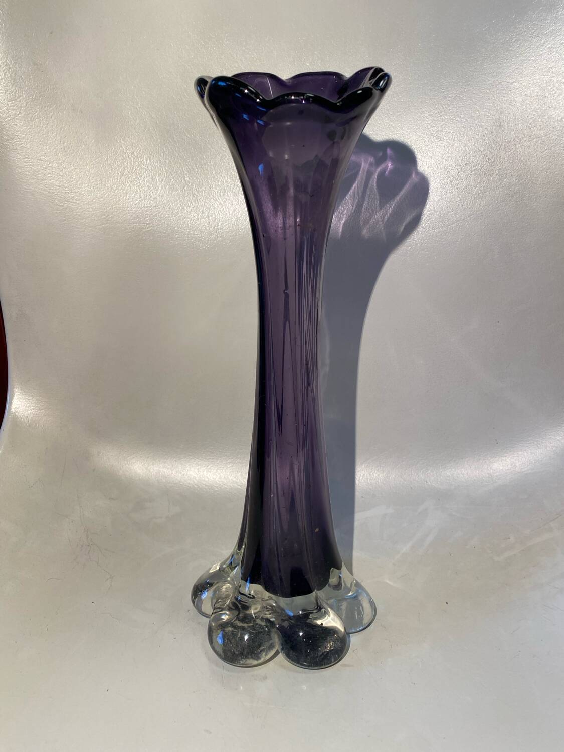 Vase en verre soufflé violet 70s