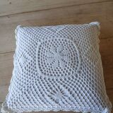 Coussin avec housse en crochet blanc