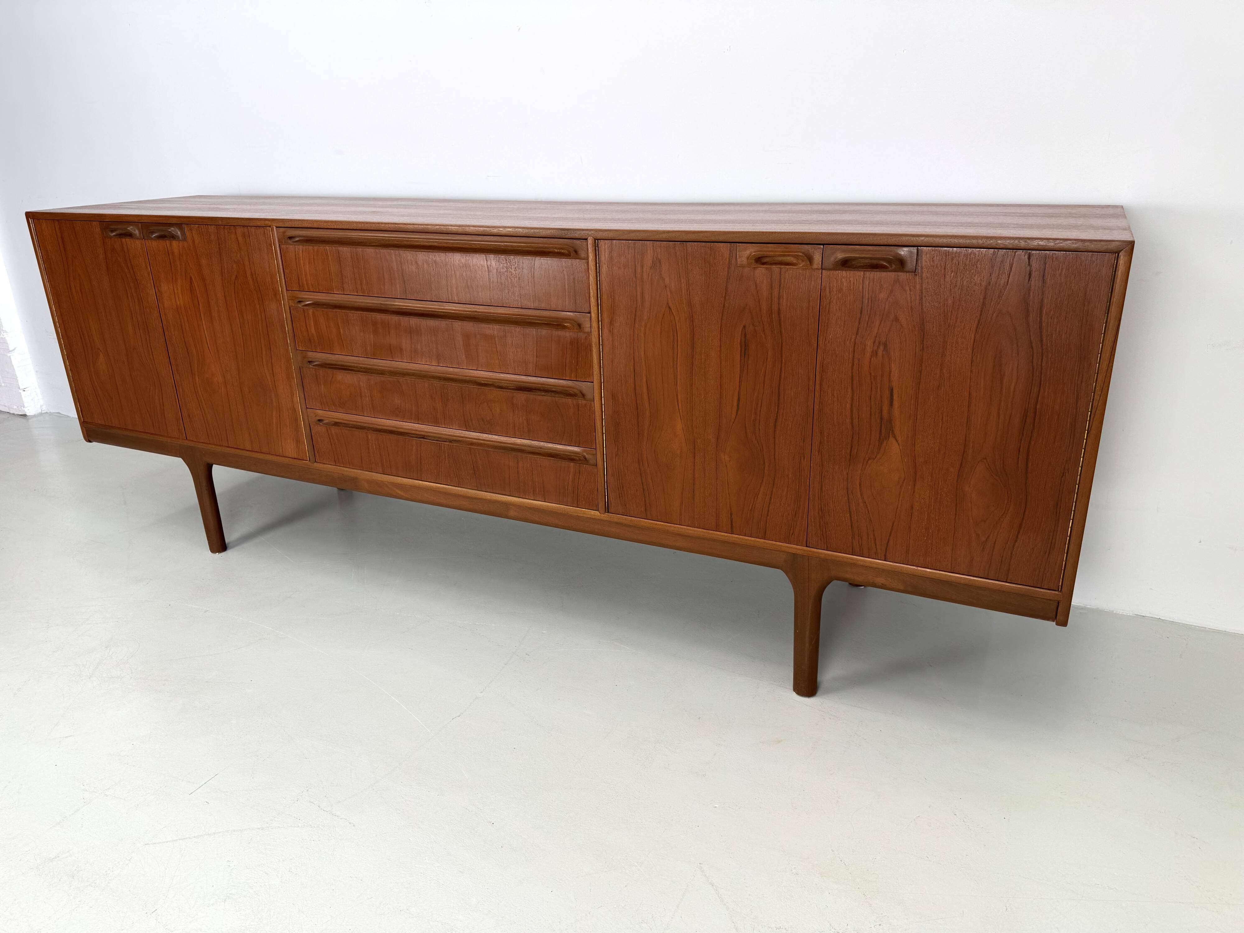 Buffet vintage par McIntosh, design de T. Robertson des années 1960.