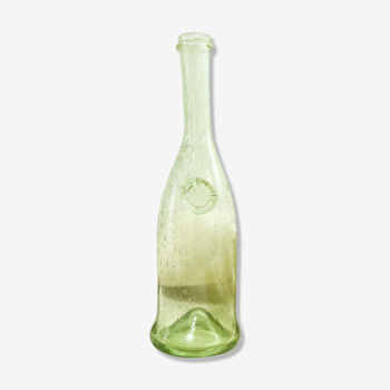 Bouteille en verre vert soufflé à la main estampillée BIOT.