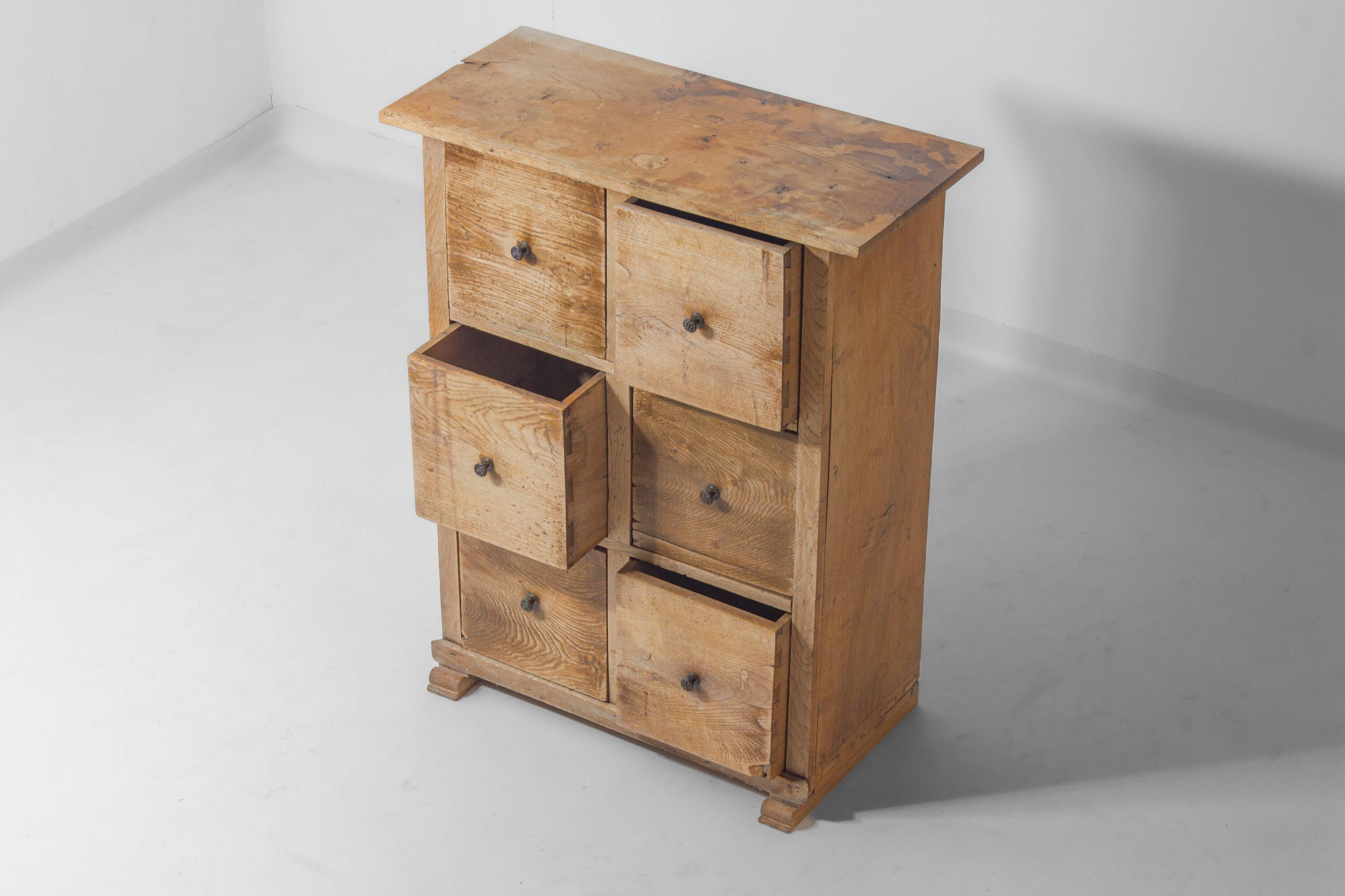 Commode rustique d'art populaire, France années 1900