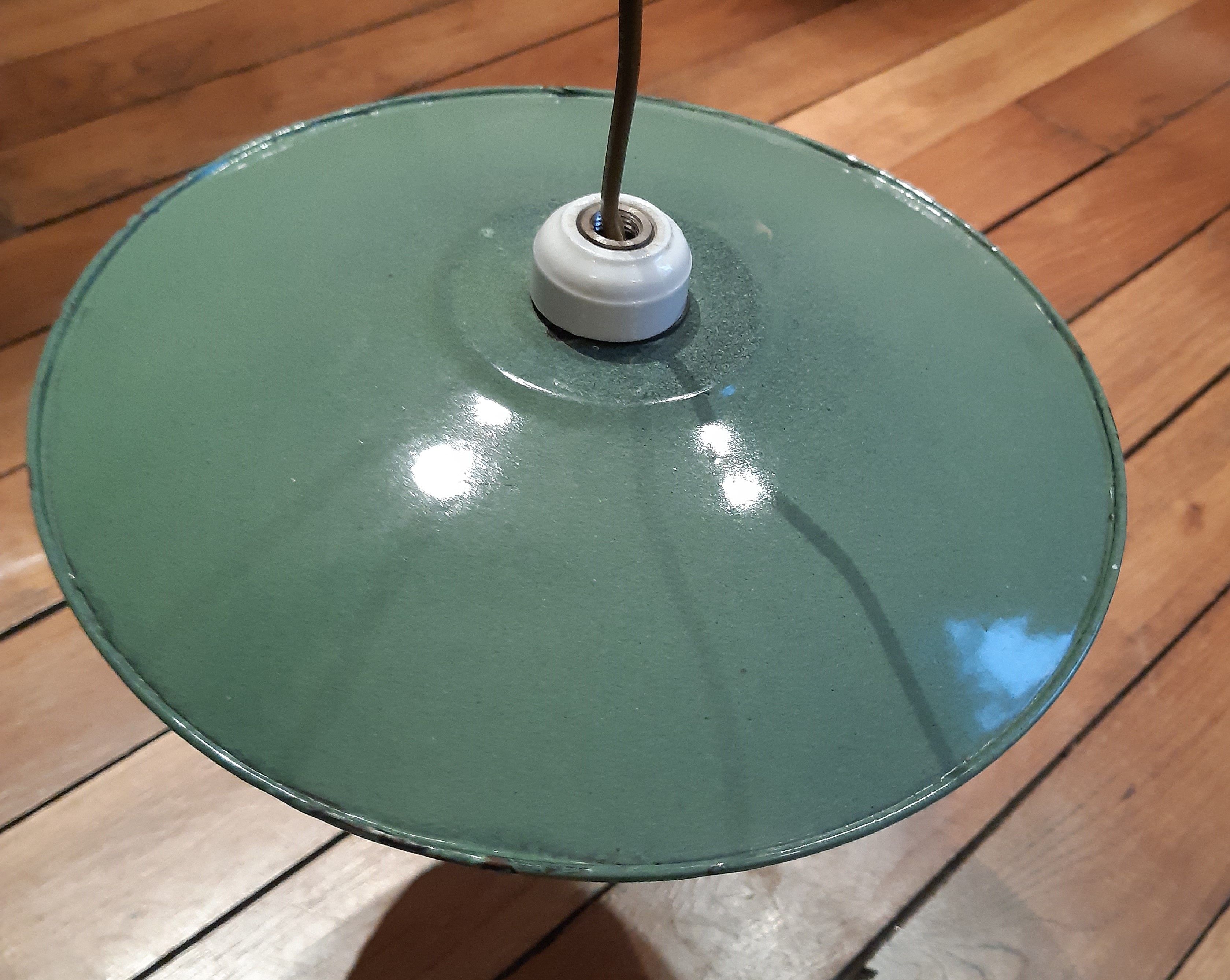 Old suspension in green enamelled sheet metal and porcelain socket to hang