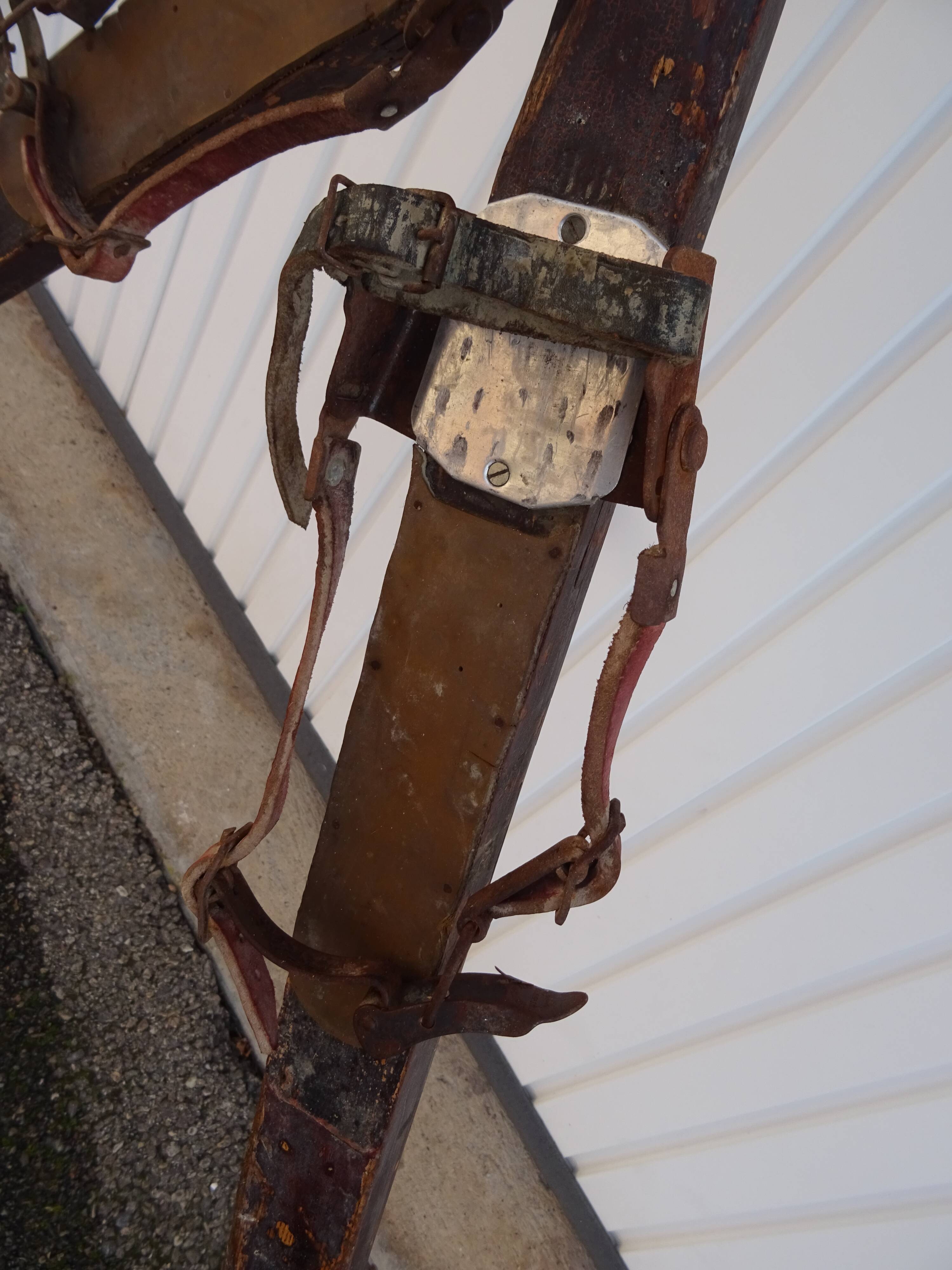 Ancienne paire de skis en bois l'Alpestre