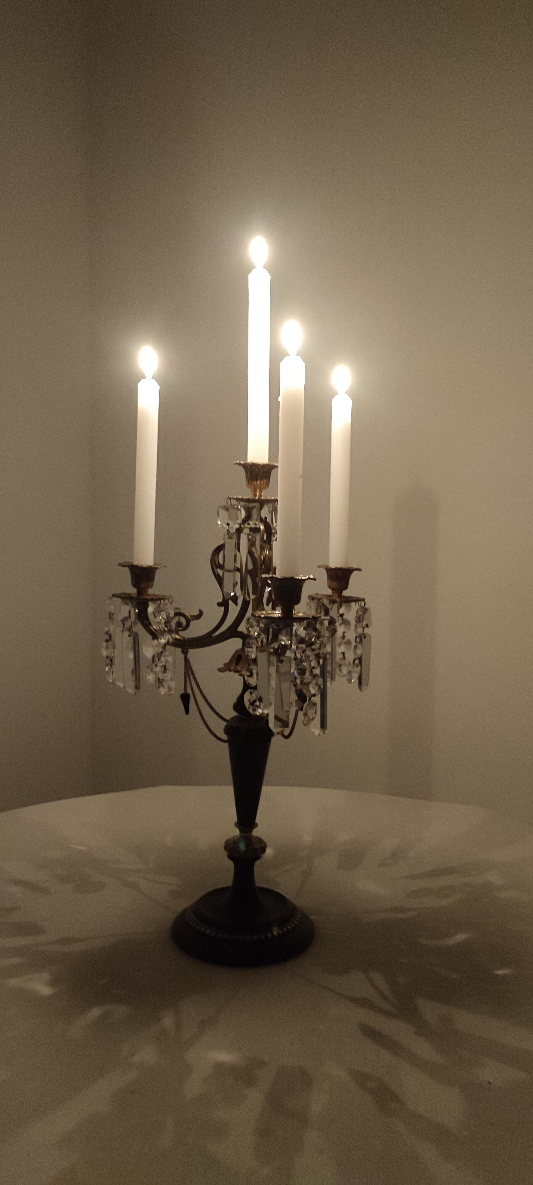 Candélabre d’onyx noir bronze et cristaux France années 1940.