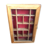 Ancienne vitrine à suspendre 15 cases bois fond rouge + porte vitrée vintage