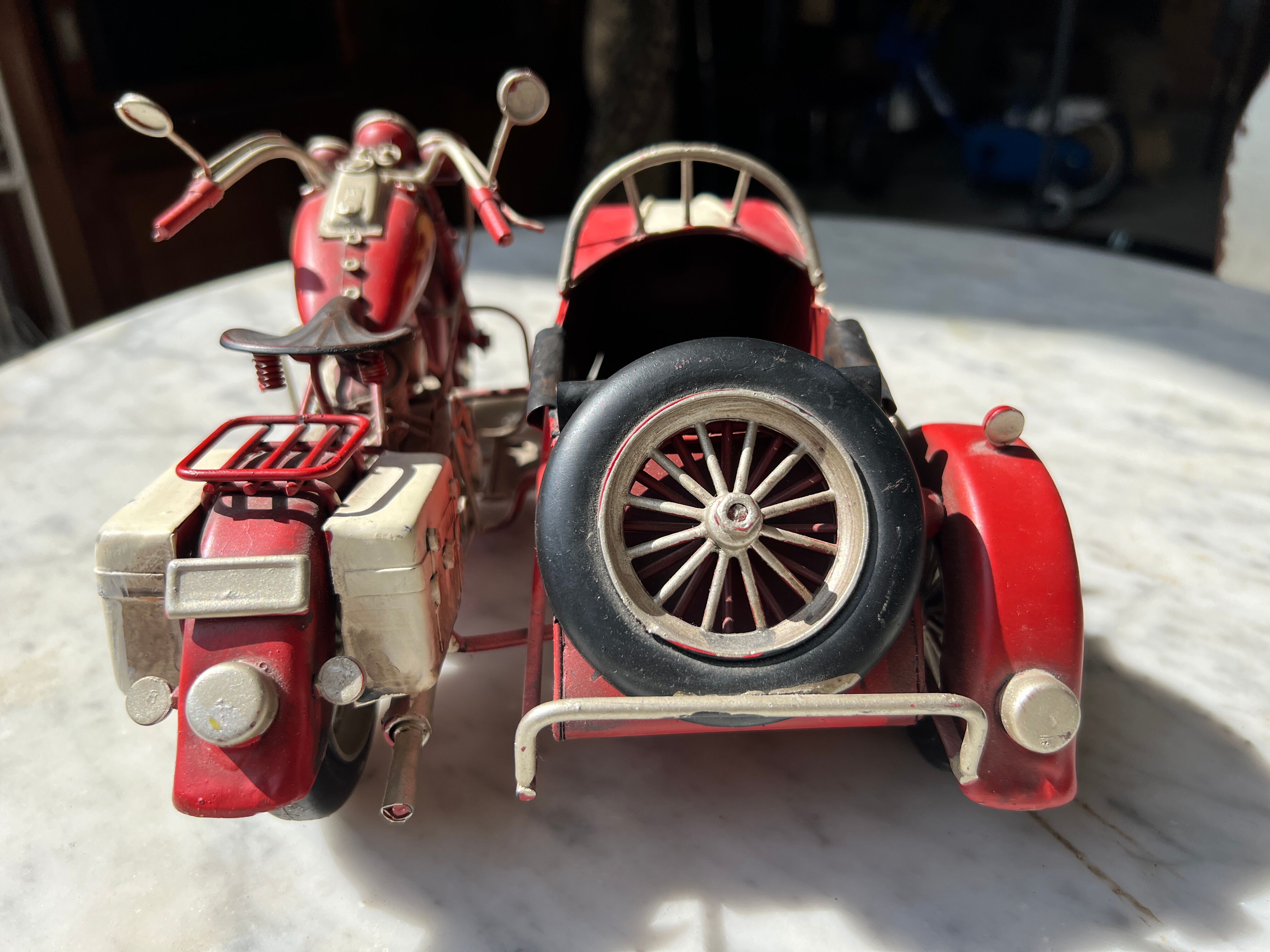 Moto side-car vintage en métal