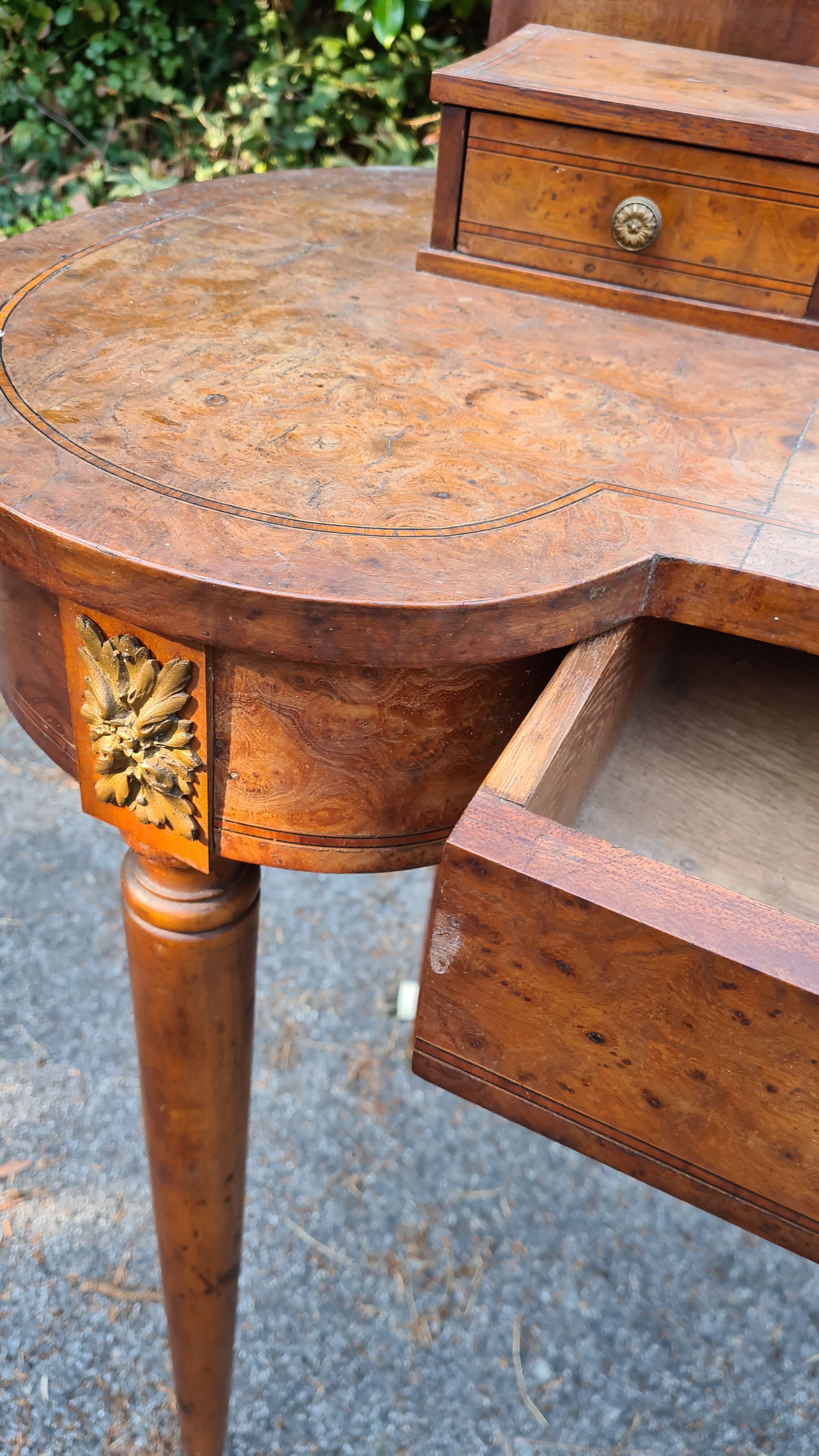 Louis XVI style kidney dressing table in veneer wood and bramble veneer
