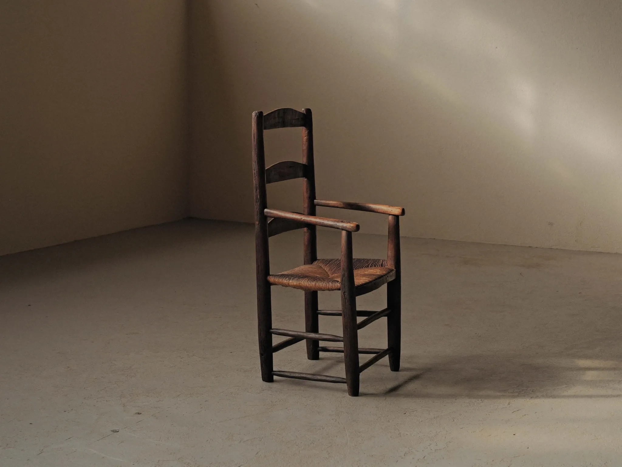 Fauteuil paysan en bois massif et paille, XIXᵉ siècle