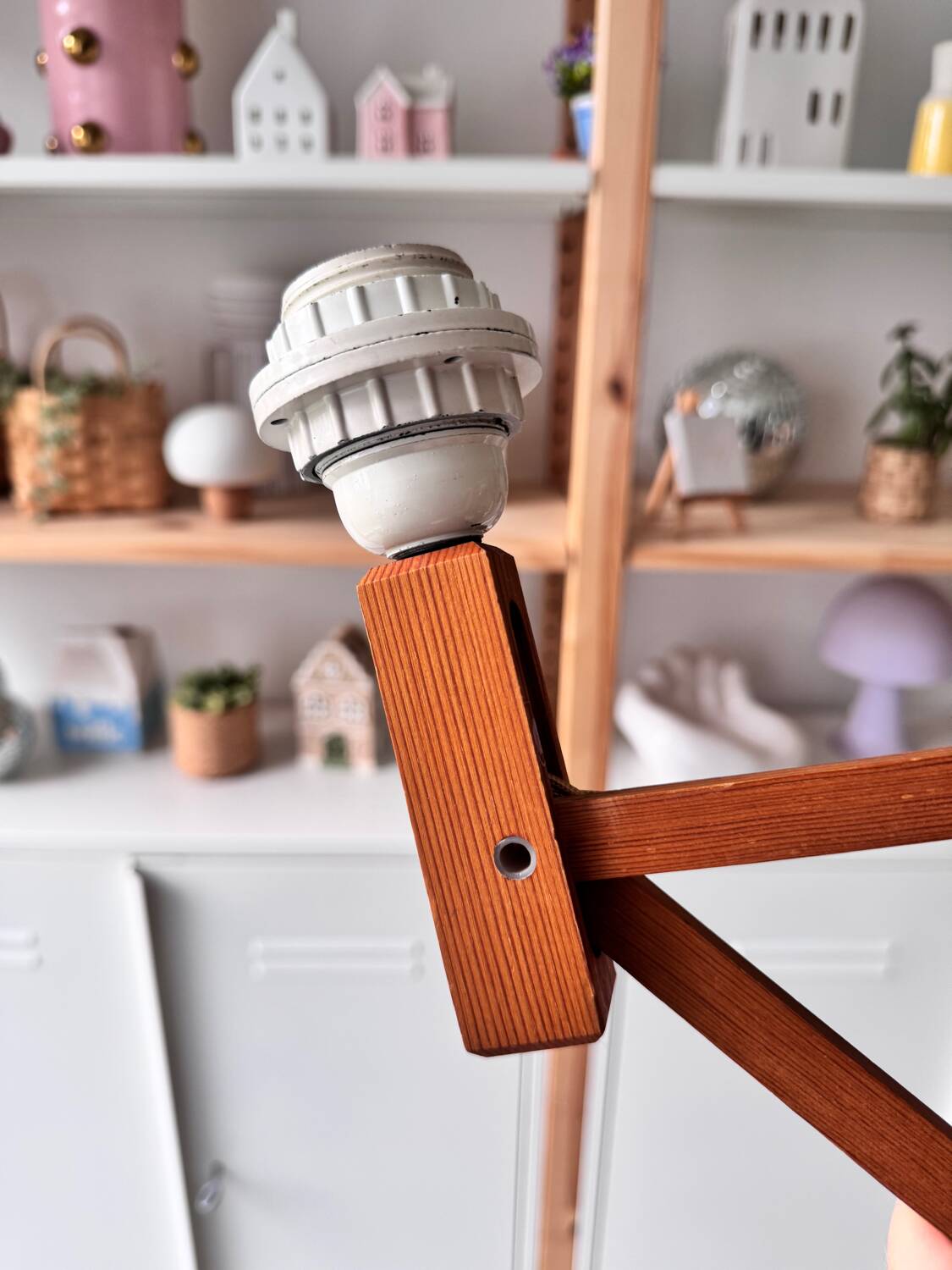 Extendable wooden wall lamp