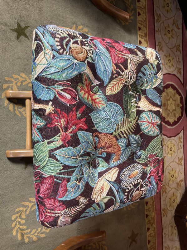 Paire de fauteuils poly confort et 1 repose- pieds