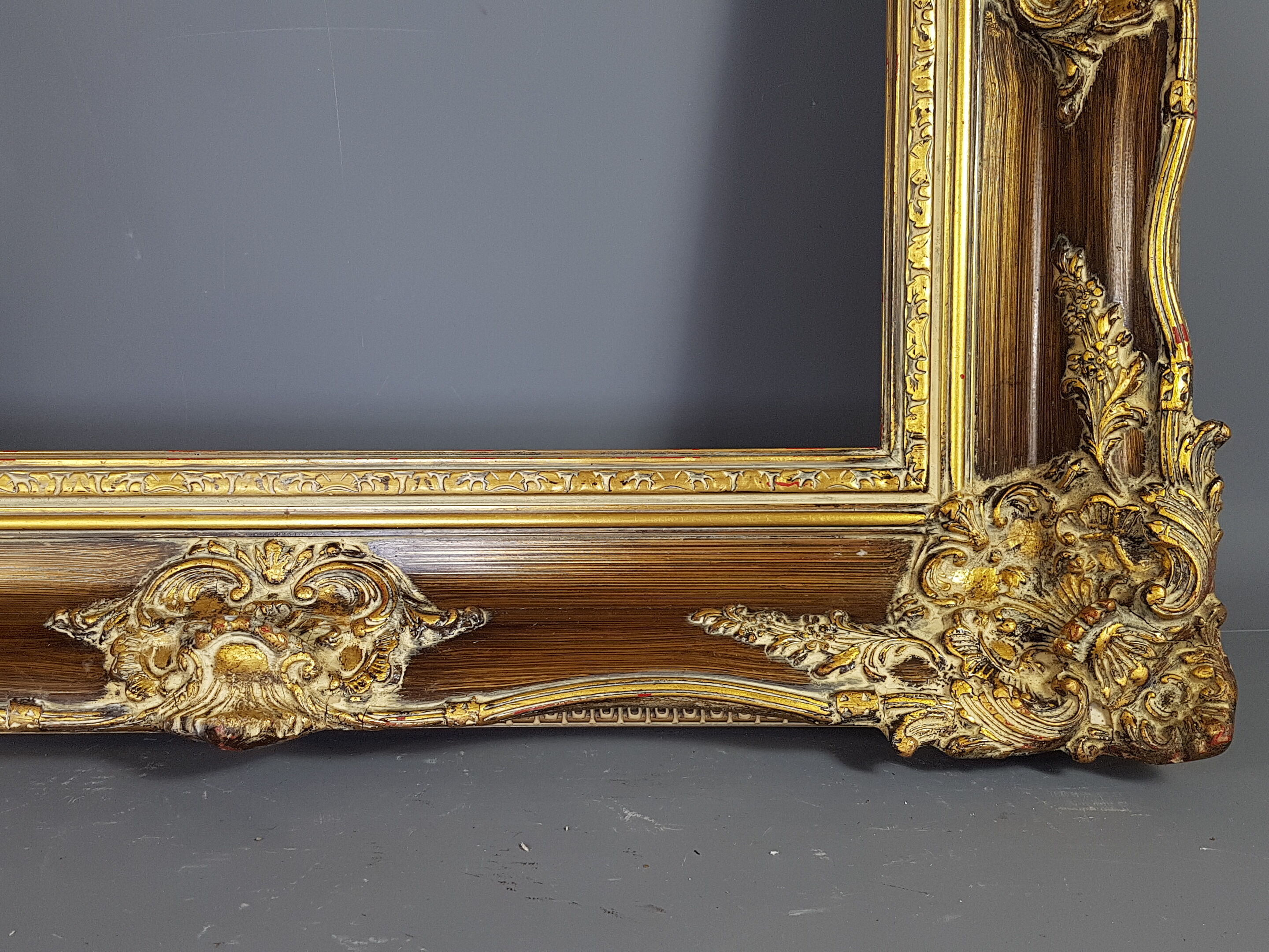 Large frame Louis XV style wood and gilded stucco patinated 78x69 cm, leaf: 55.5x46.5 cm