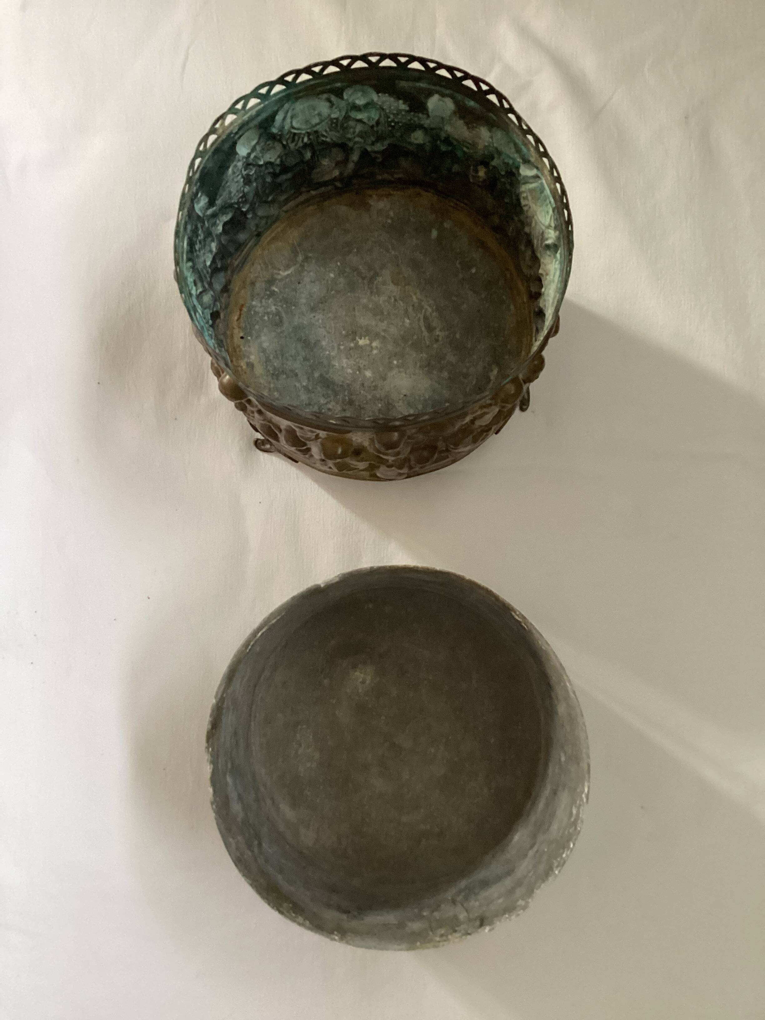 Old hidden pot in copper and zinc dimension: height -9 cm- diameter -0.5cm-
