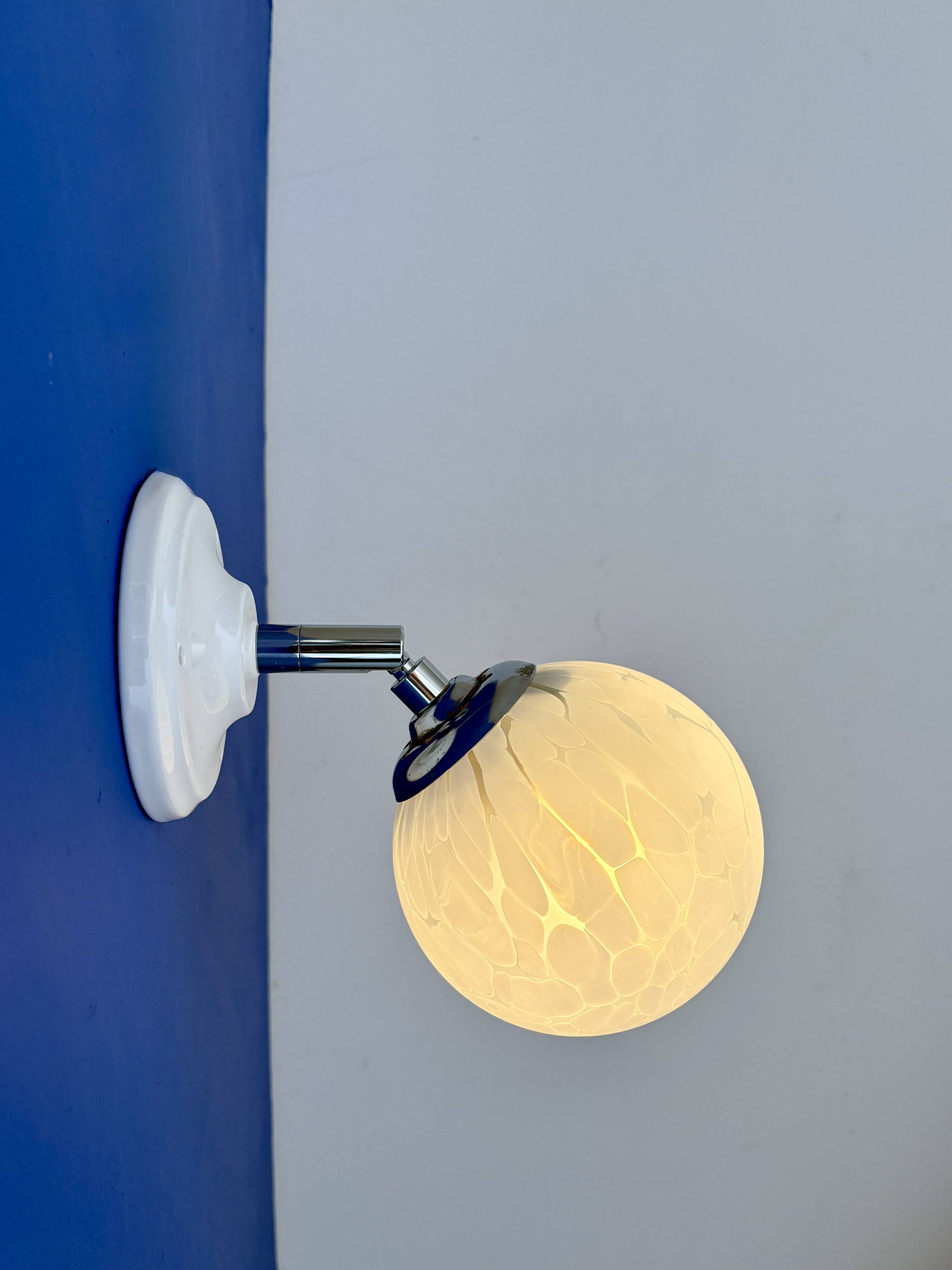Applique globe vintage en verre de Clichy blanc