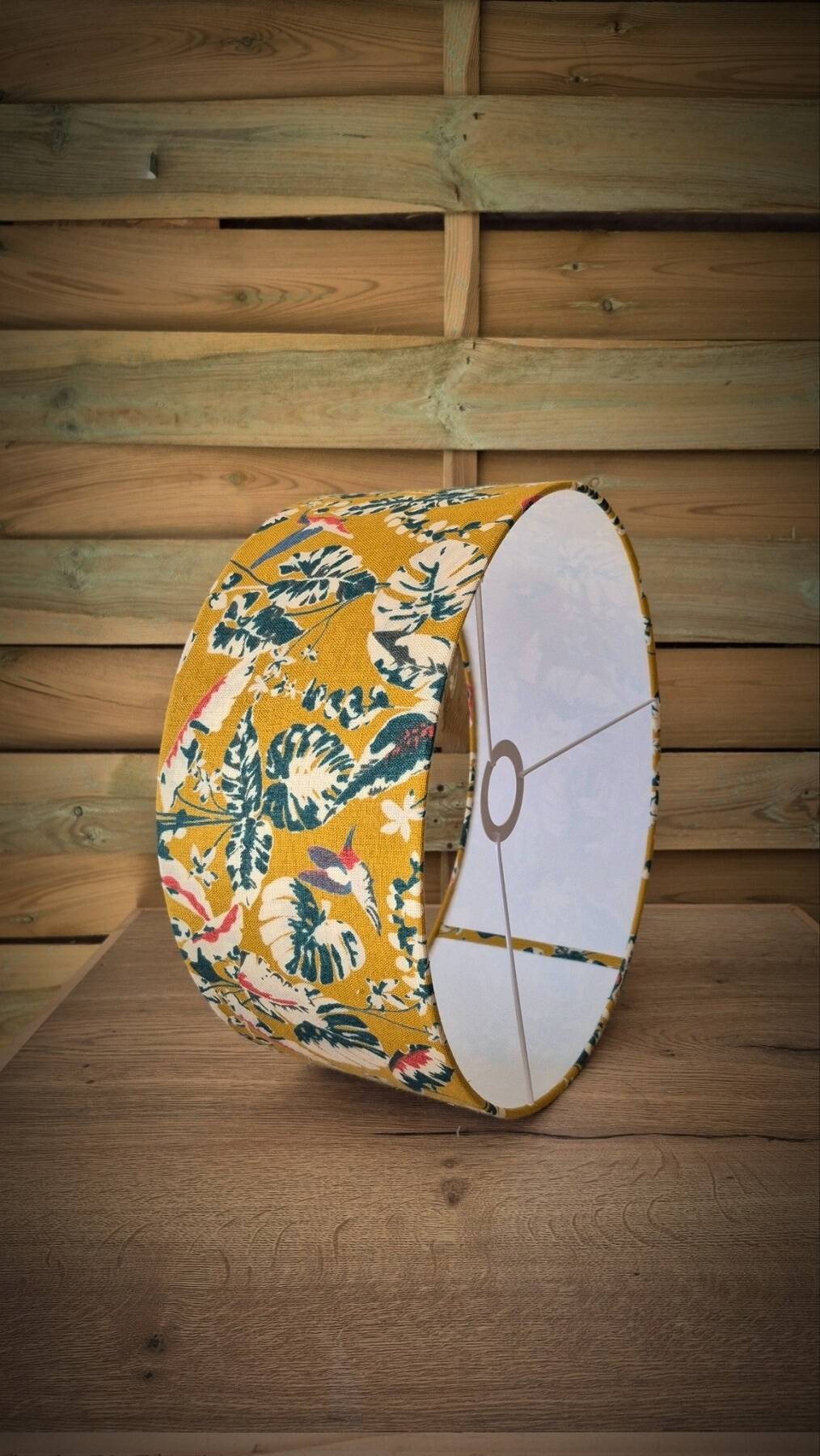 Lampe vintage en pavé de verre et abat-jour fleuri moutarde