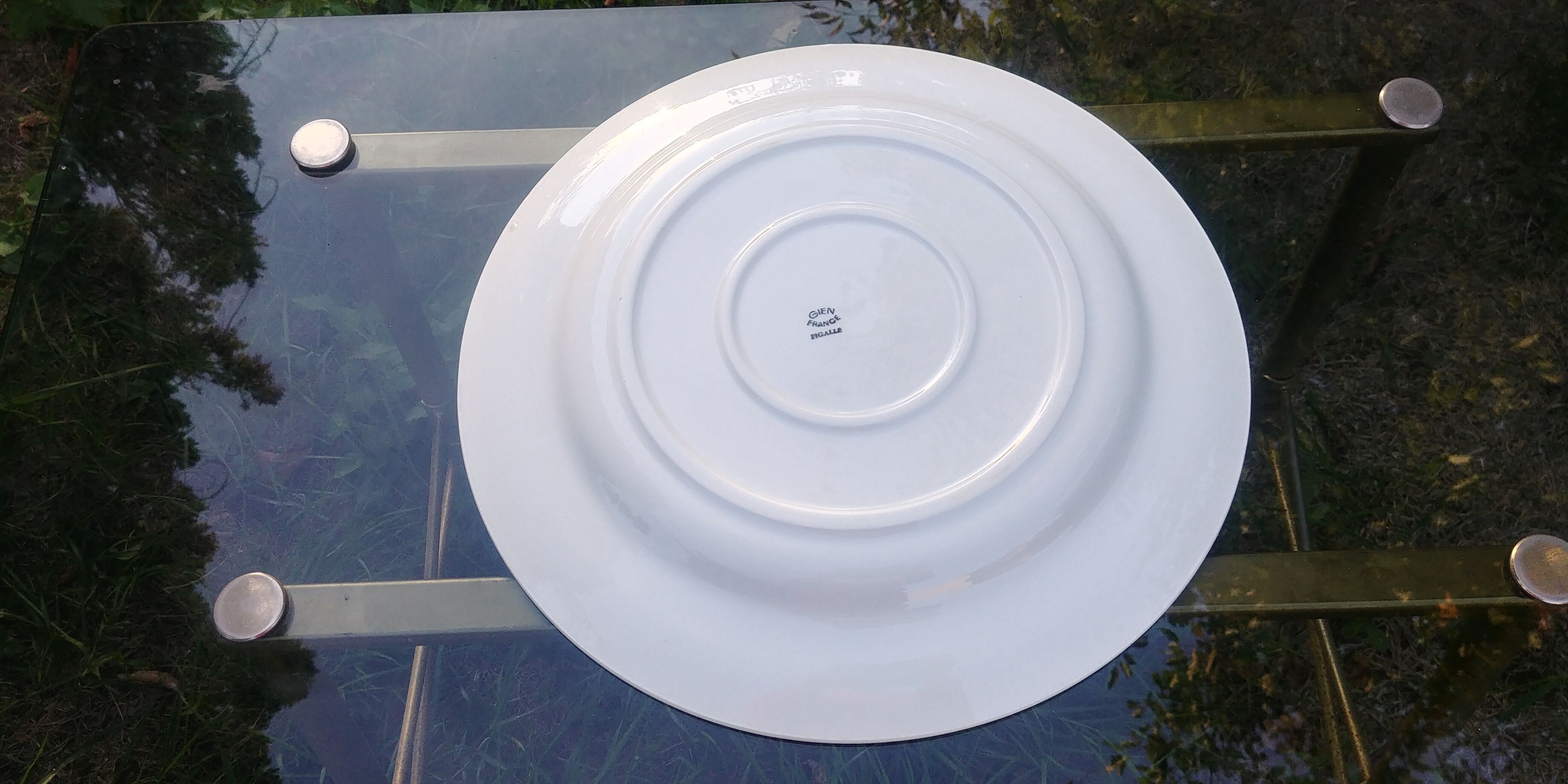 Round serving dish of the faiencerie of Gien model Old Pigalle.