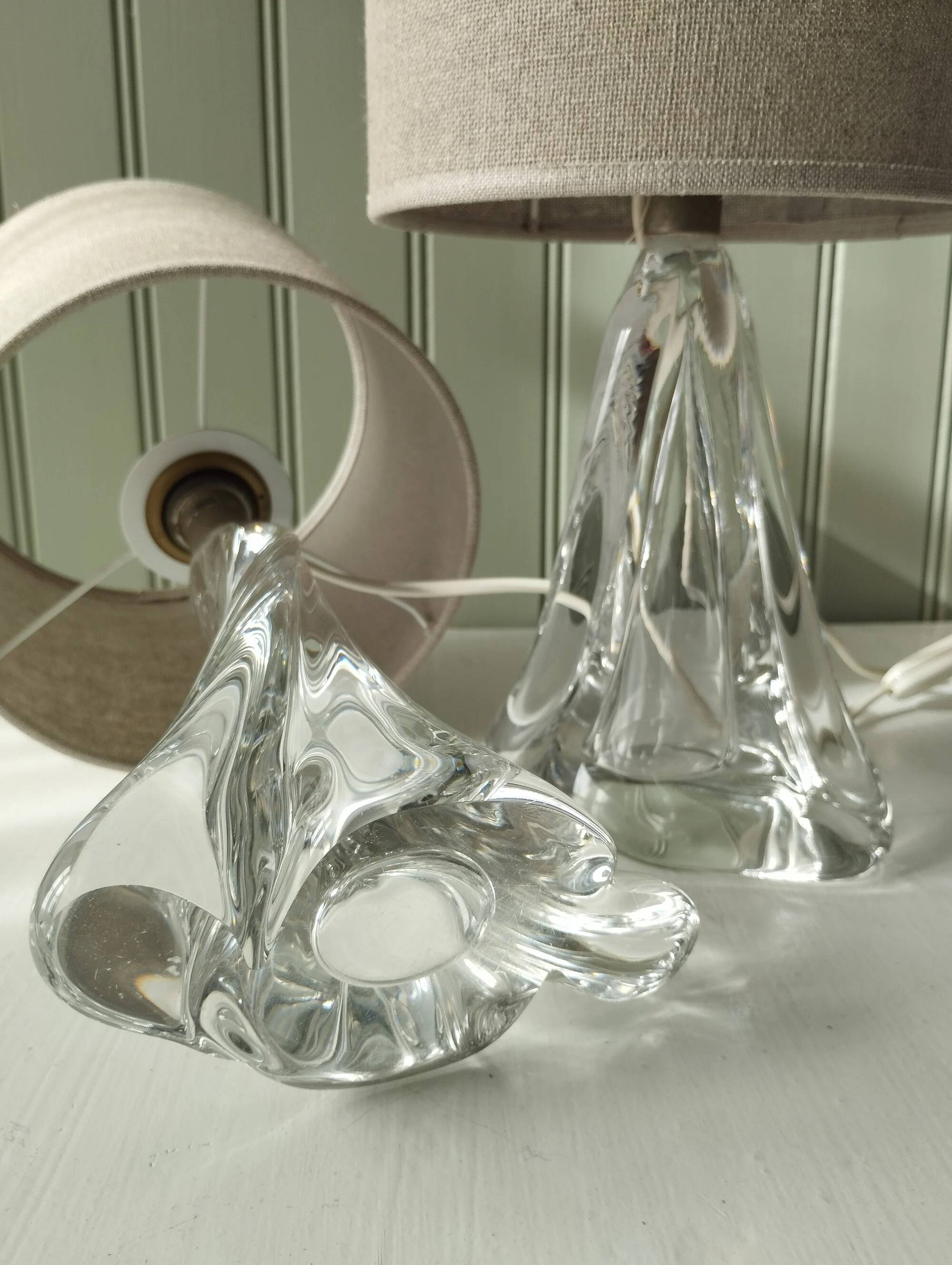 Pair of table lamps - Twisted transparent glass bases from the 1950s - Hemp shades
