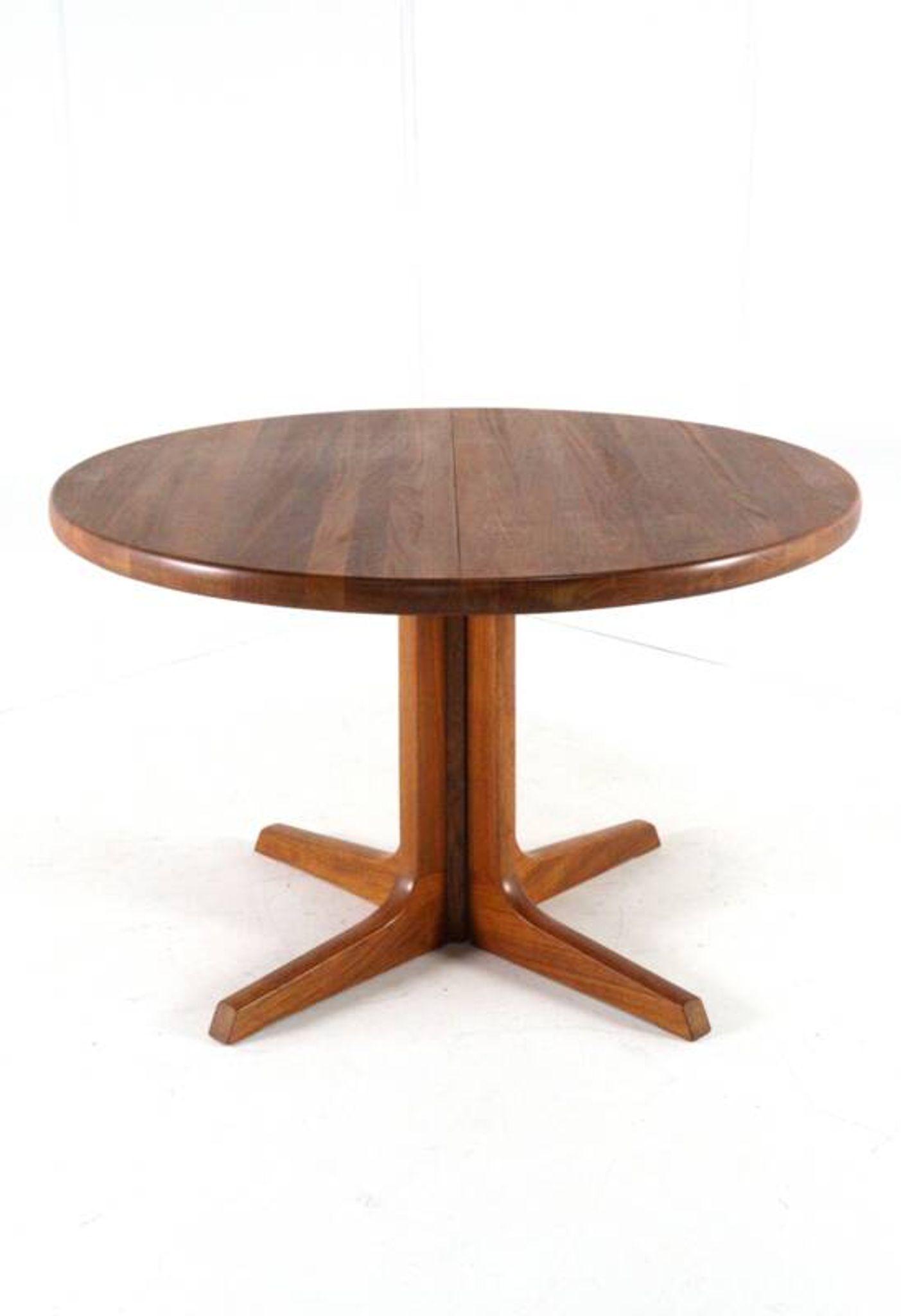 Gudme round extendable dining table 'Nabbe'