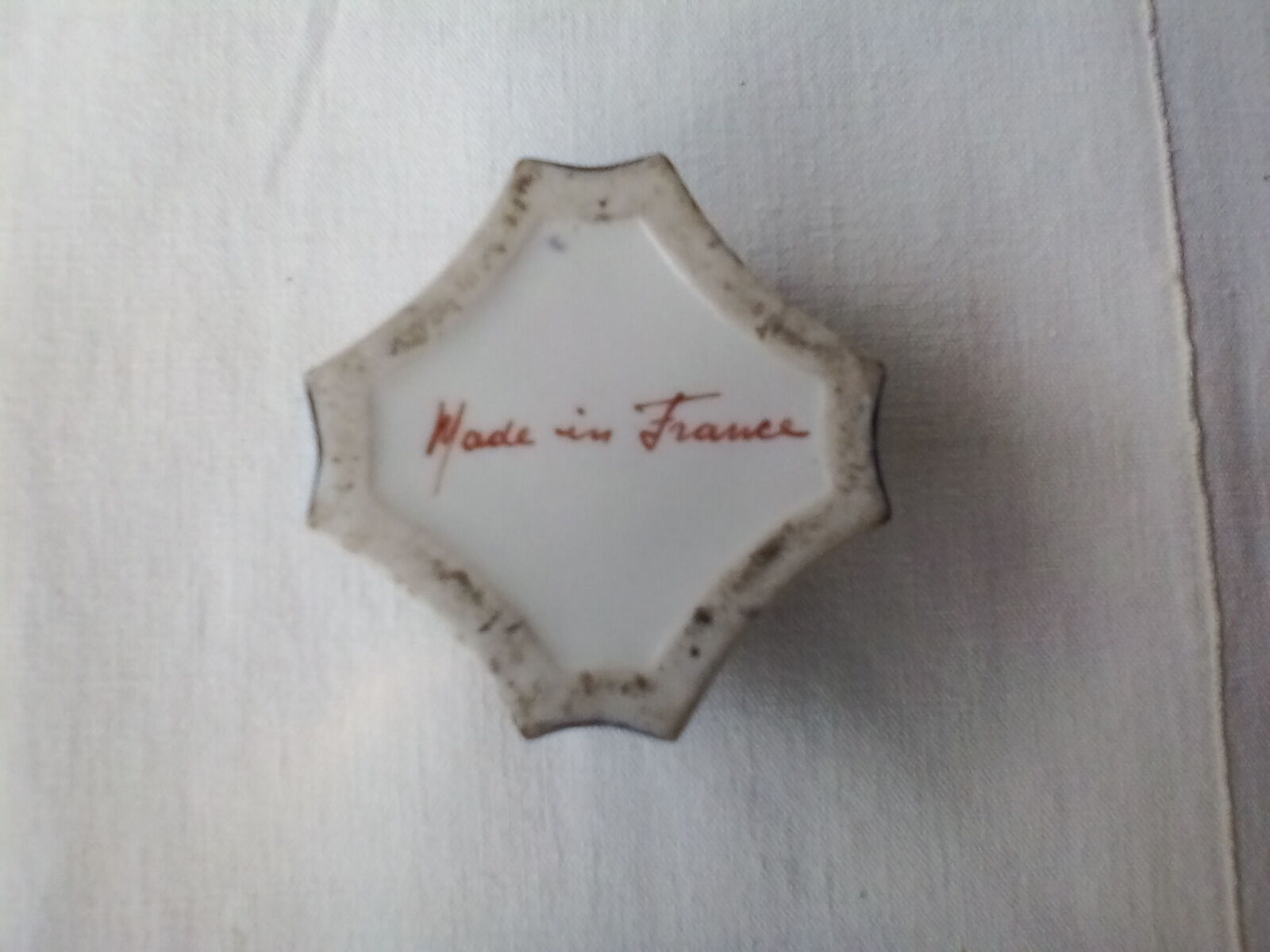 Ink in blue and white earthenware with floral decoration