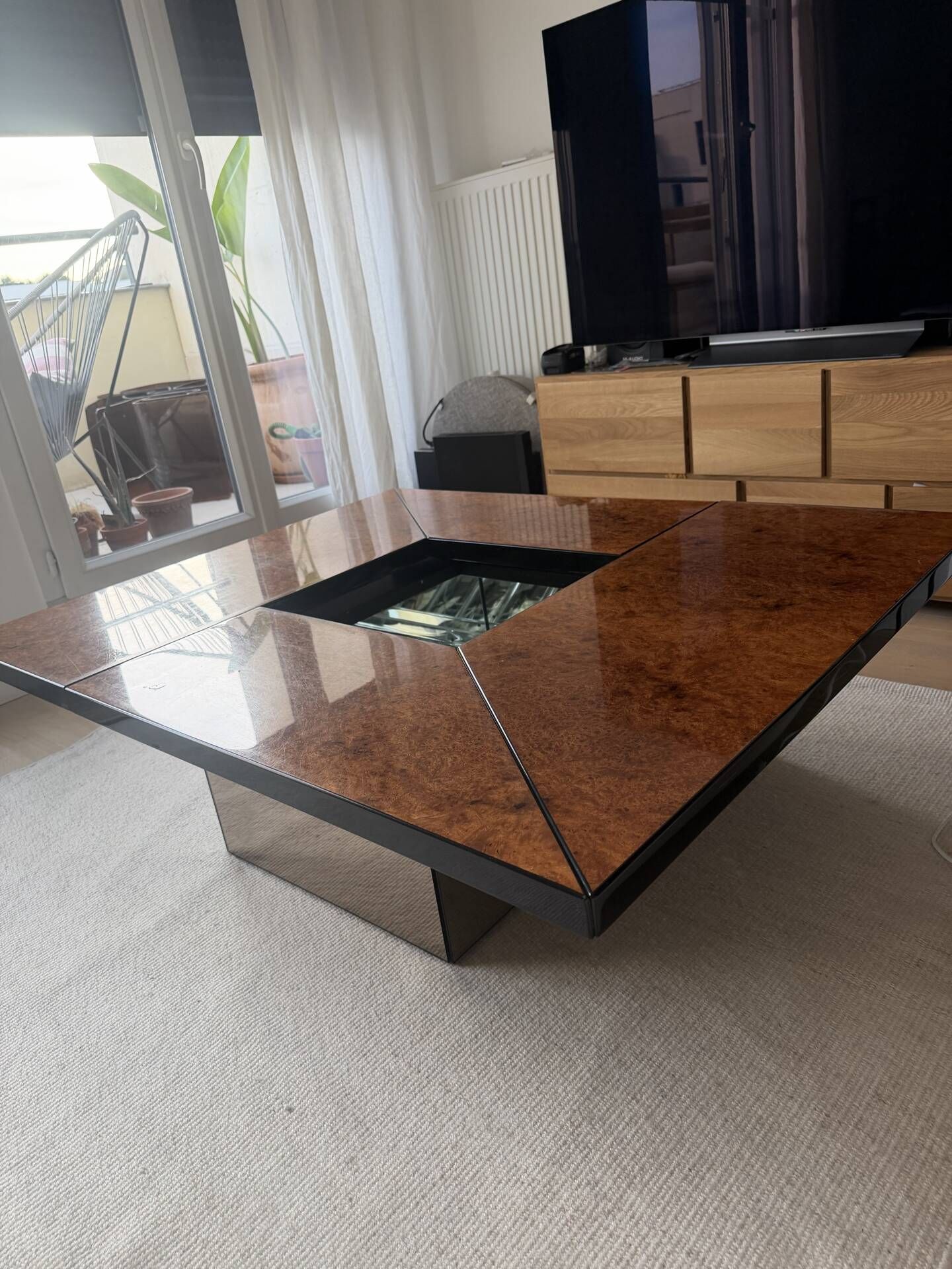 Table basse bar loupe d’orme et miroirs roche bobois