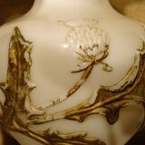 Ancien vase opaline blanche à décor de chardons en relief peint ht 23,6 cm