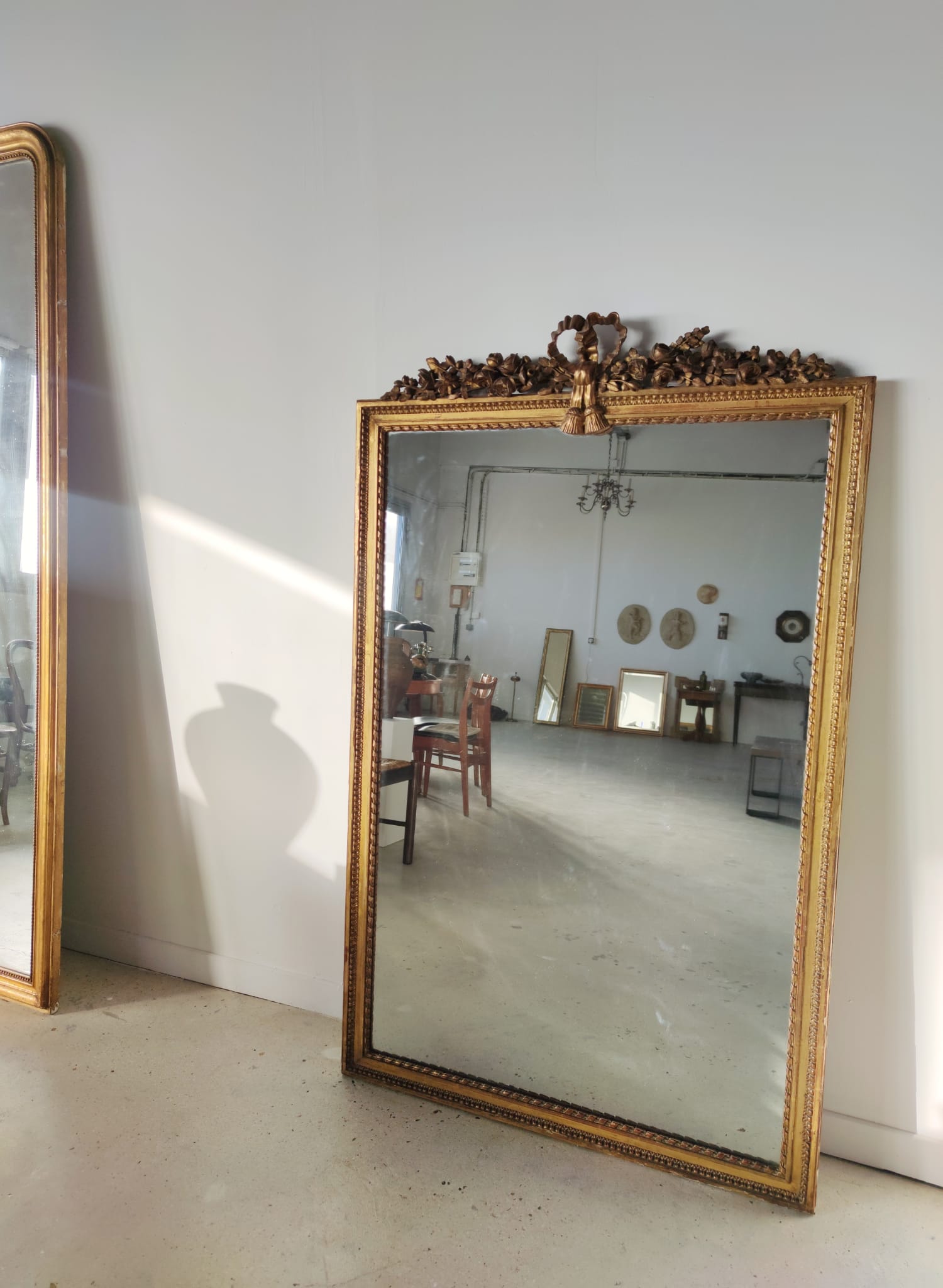Miroir de cheminée en bois doré à décor de nœud et de roses H : 164 cm