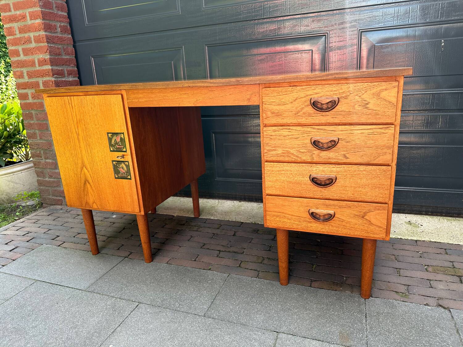 Louis van Teeffelen desk