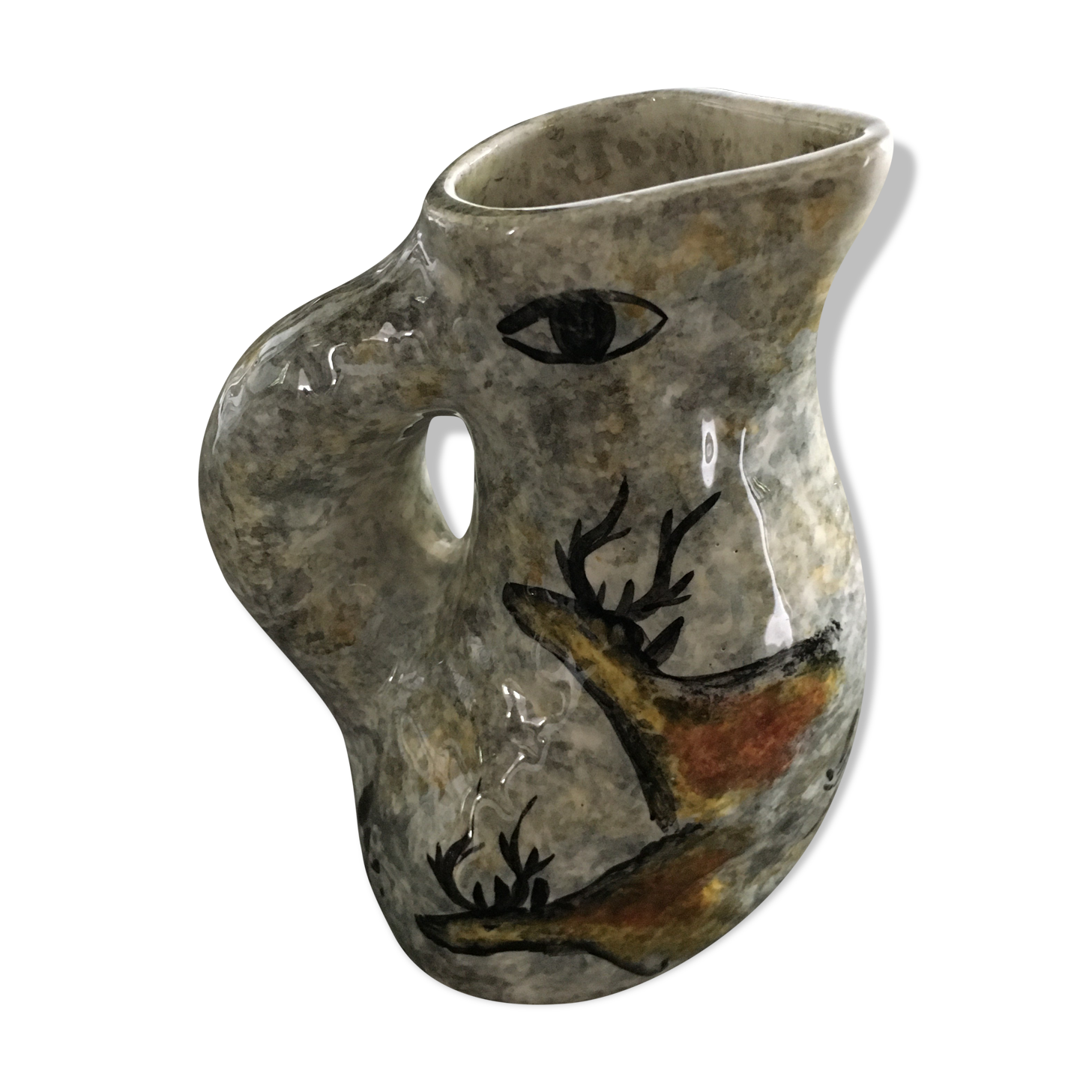 Zoomorphic pitcher with wall decoration