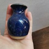 Petit vase en grès émaillé bleu moucheté vintage