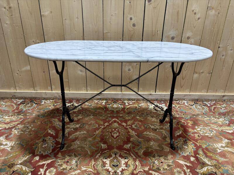 Table bistrot avec plateau ovale en marbre