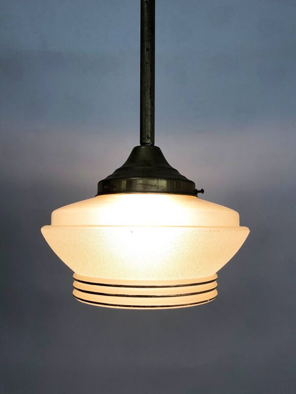 Suspension globe jaune granité, liseré doré abat jour ancien art déco. Année 50