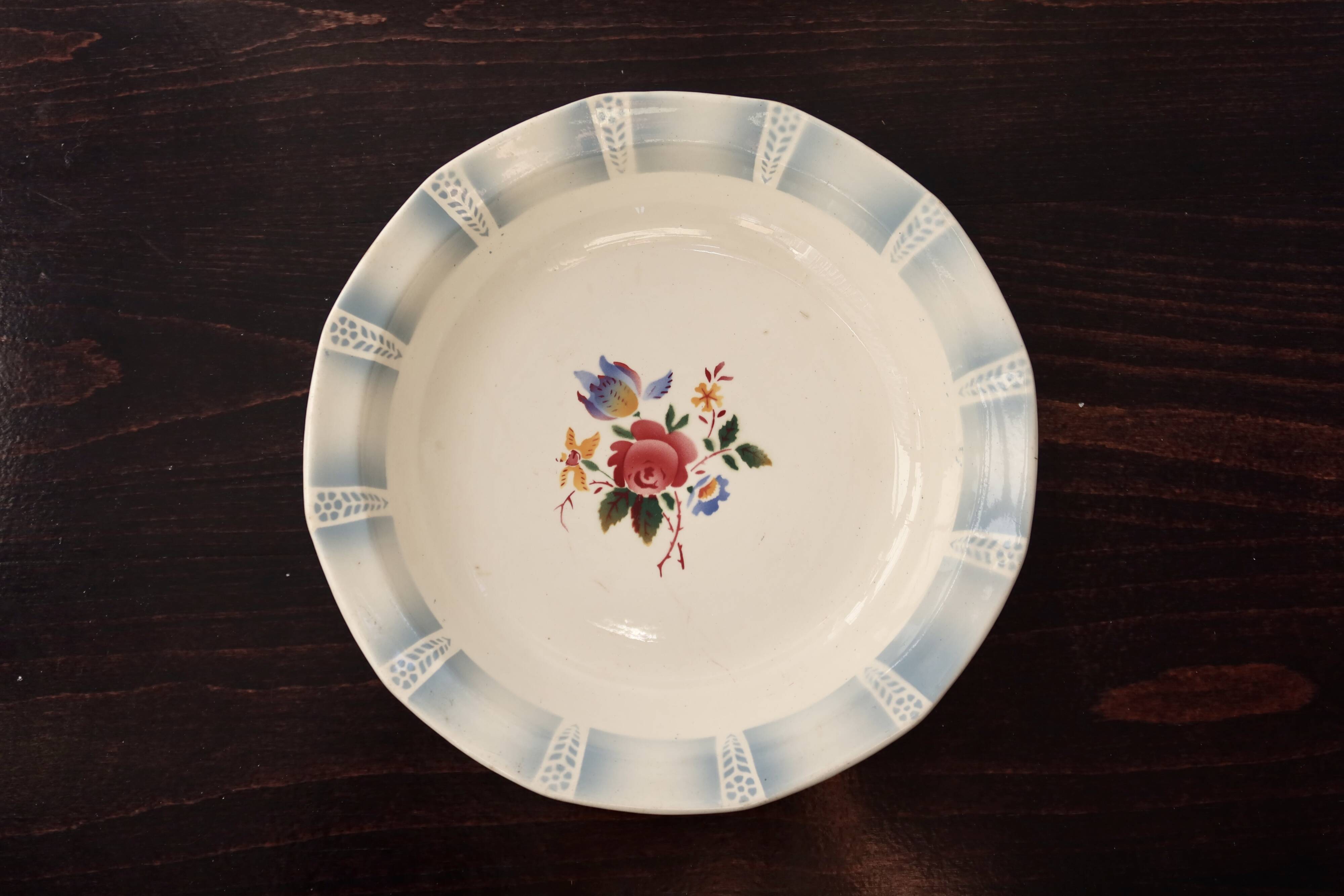 Vintage round serving platter from Sarreguemines - Claude model