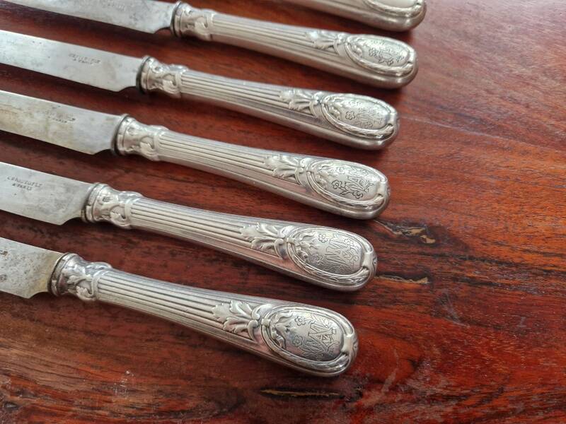 Christofle Série de 6 couteaux à entremets modèle Trianon en métal argenté