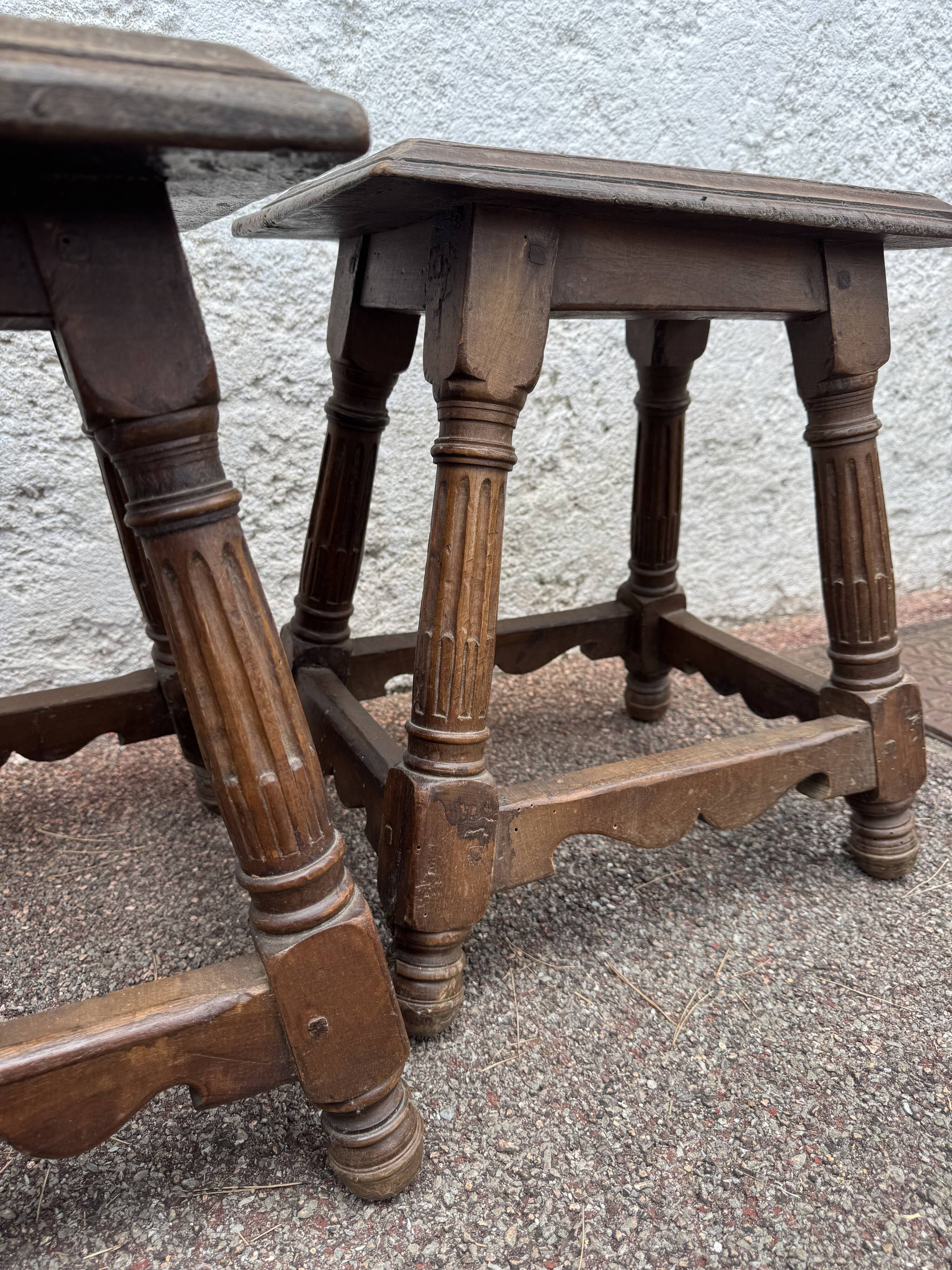 Paire de tabourets anciens en bois massif