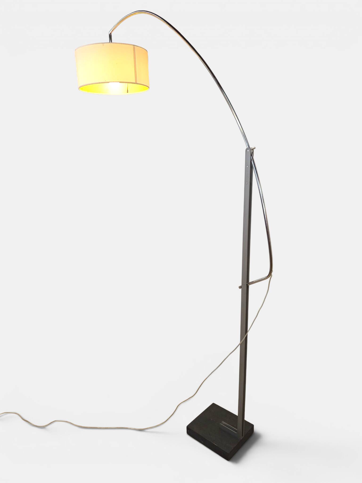 Lampe arc Ligne roset modèle MAMA de Thibault Desombre