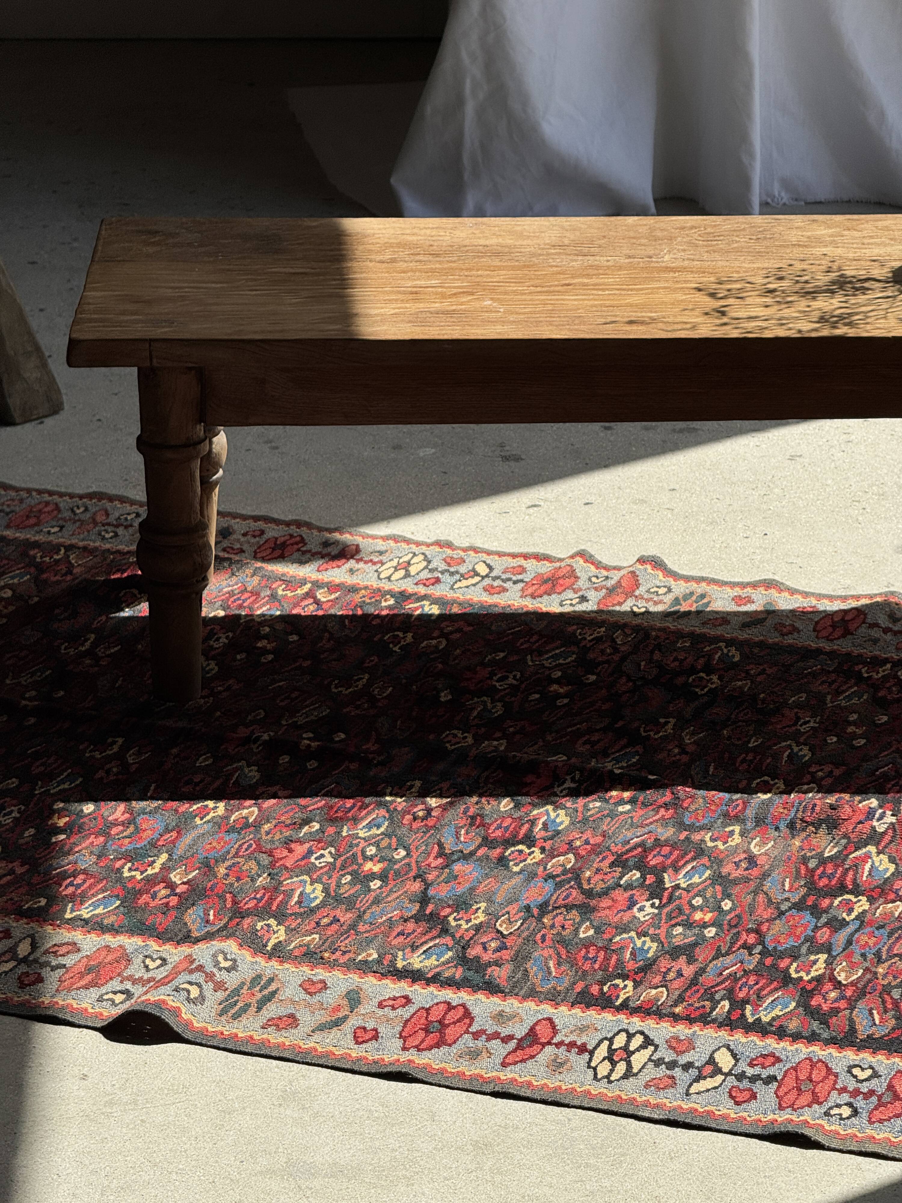 Brown Indonesian teak coffee table, with a border and cylindrical legs H40 L103.
