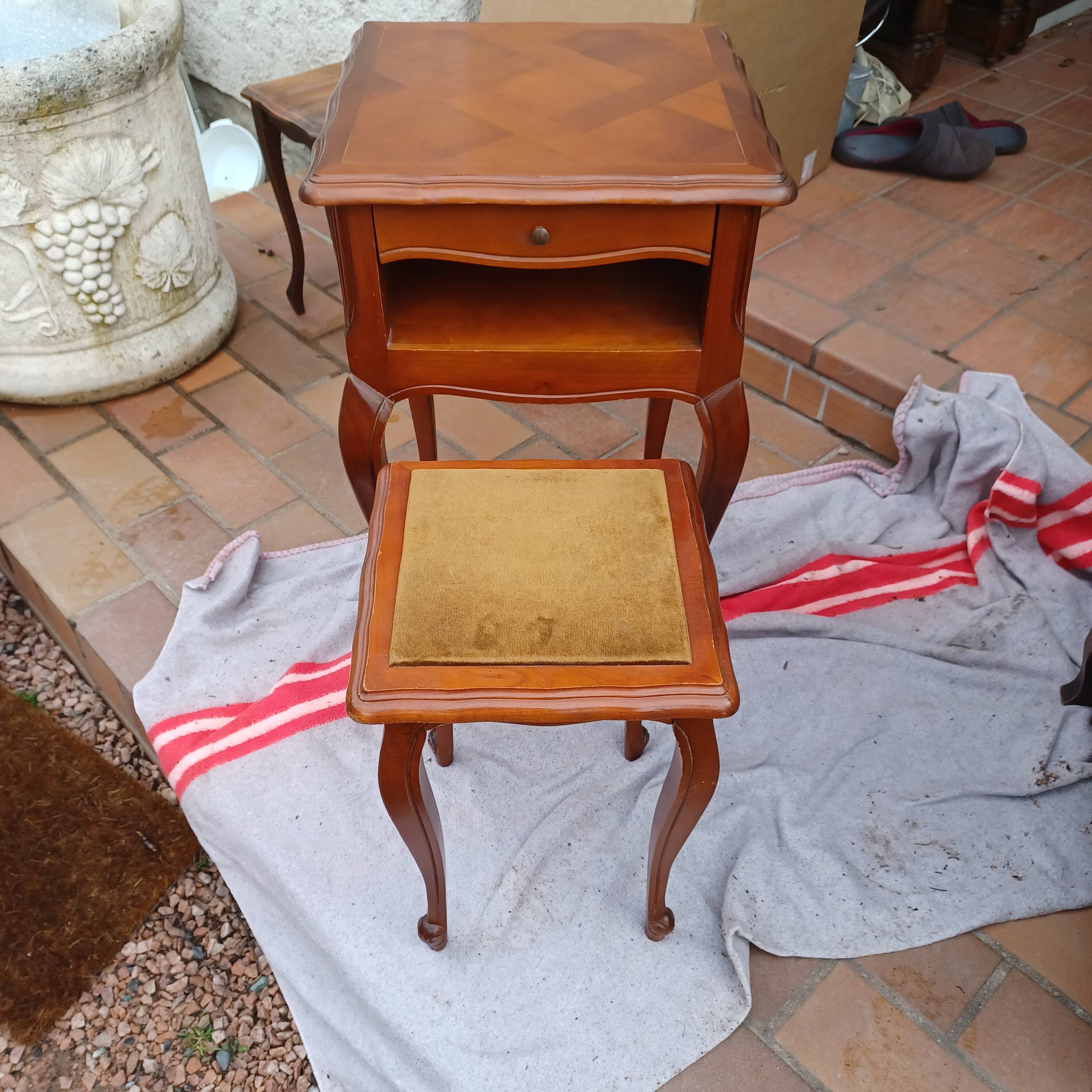 Meuble d'appoint pour téléphone avec son tabouret