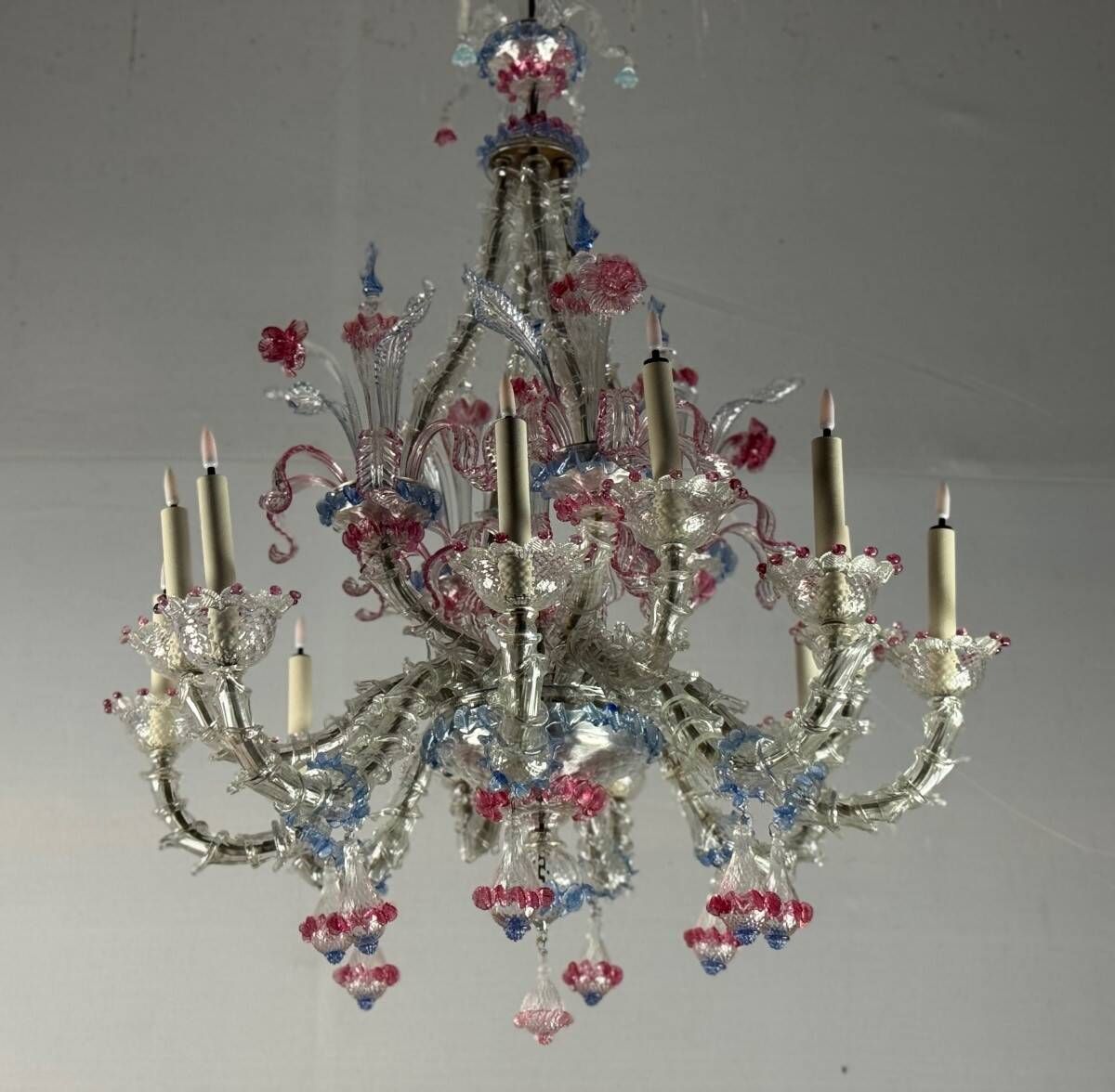 Rezzonico Venetian chandelier in colorless, blue and red Murano glass, circa