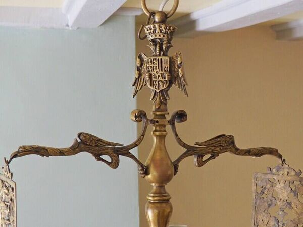 Lustre gothique antique en laiton, orné d'un dragon et d'un griffon