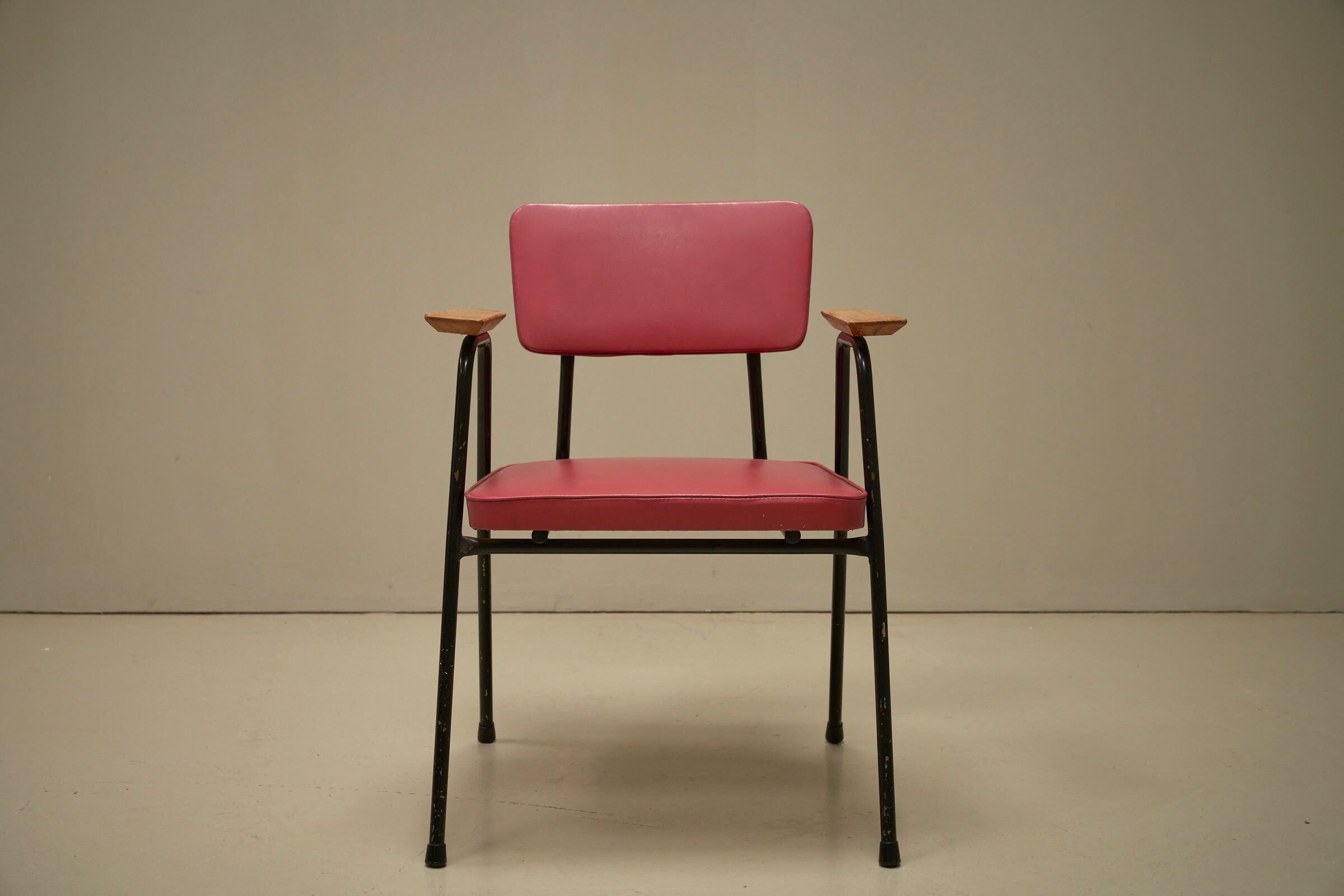 Chaise 'M' en rose foncé par Pierre Guariche pour Meurop