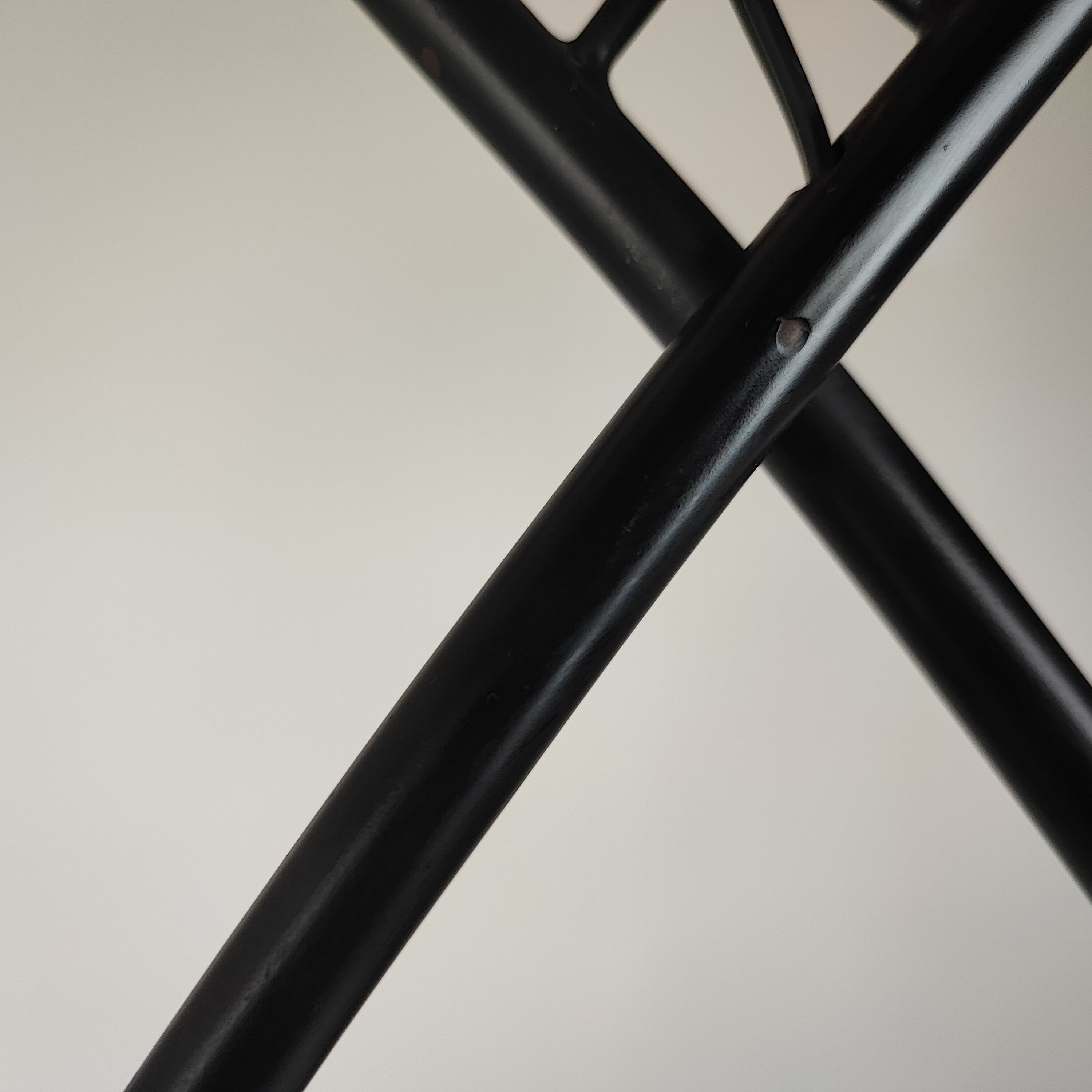 Metal and opaline suspension