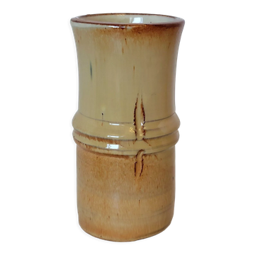 Ceramic vase in the shape of bamboo.