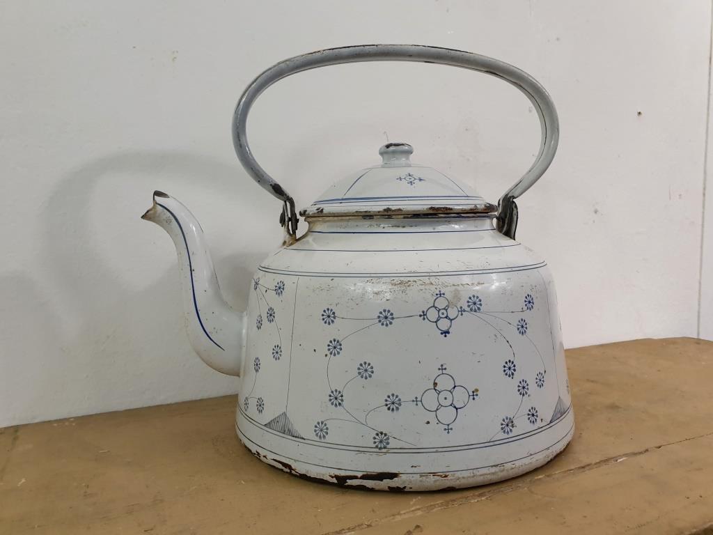 Antique enamelled kettle - Vintage kettle