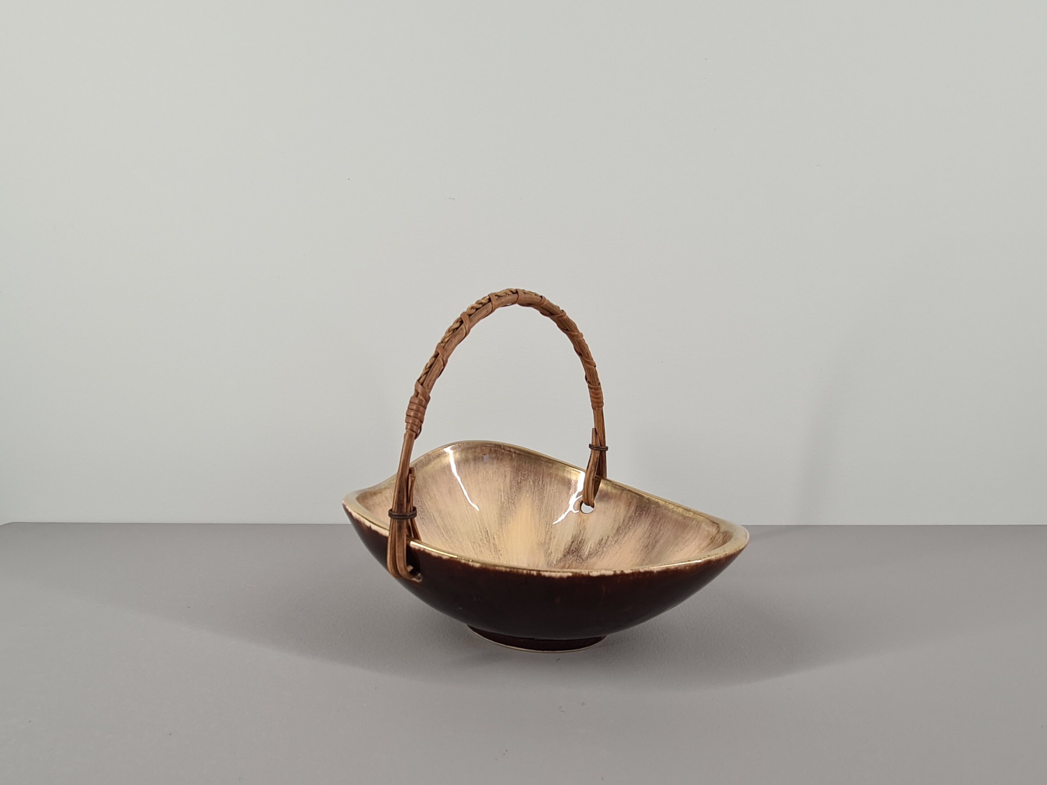 Iridescent ceramic cup or basket / signed / 50s / mid-century / vintage / xxth century